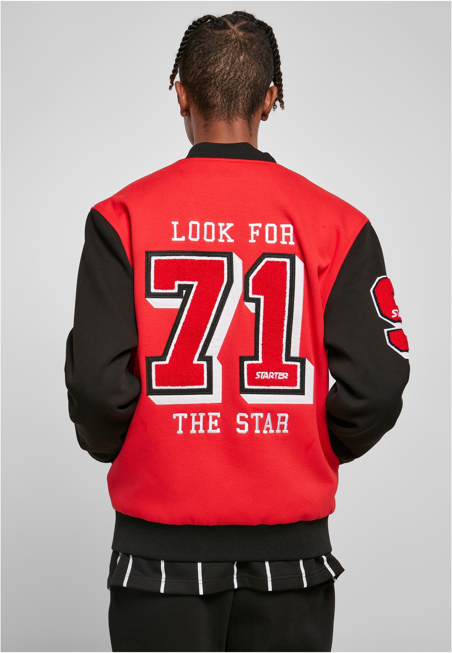 En man sedd bakifrån som bär en röd och svart SBL 71 College Jacket med ett stort 71-tryck på ryggen.