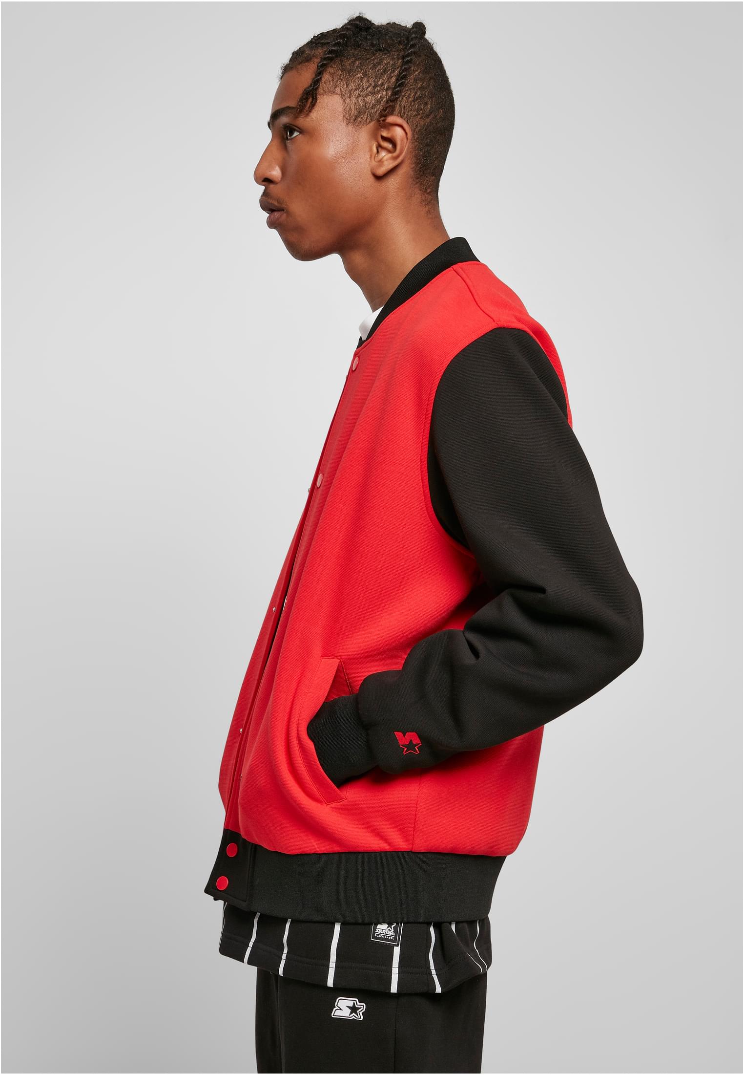 Sidovy av en man som bär en röd och svart SBL 71 College Jacket.