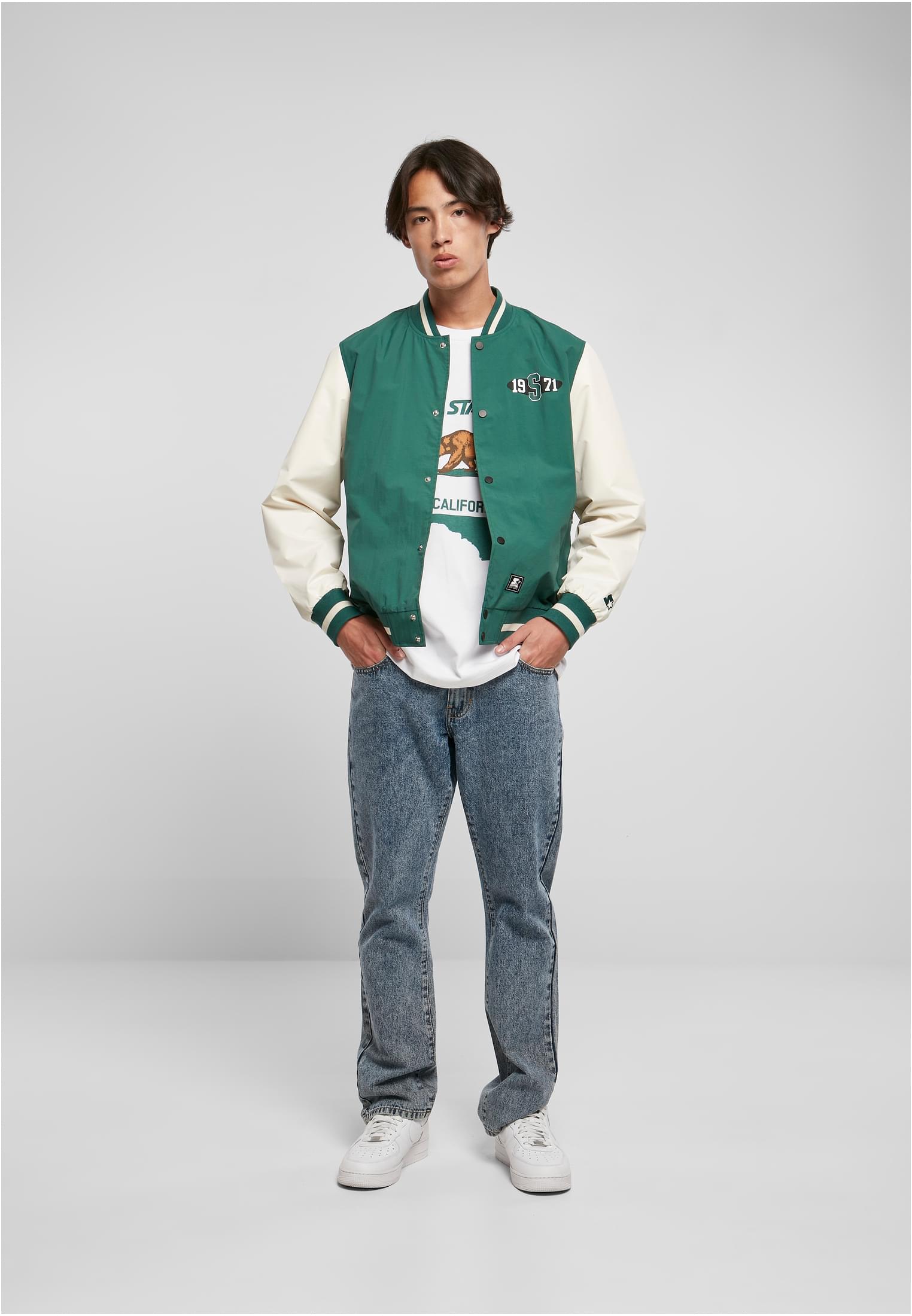 En man visar framsidan av en grön och benvit SBL Starter Nylon College Jacket.