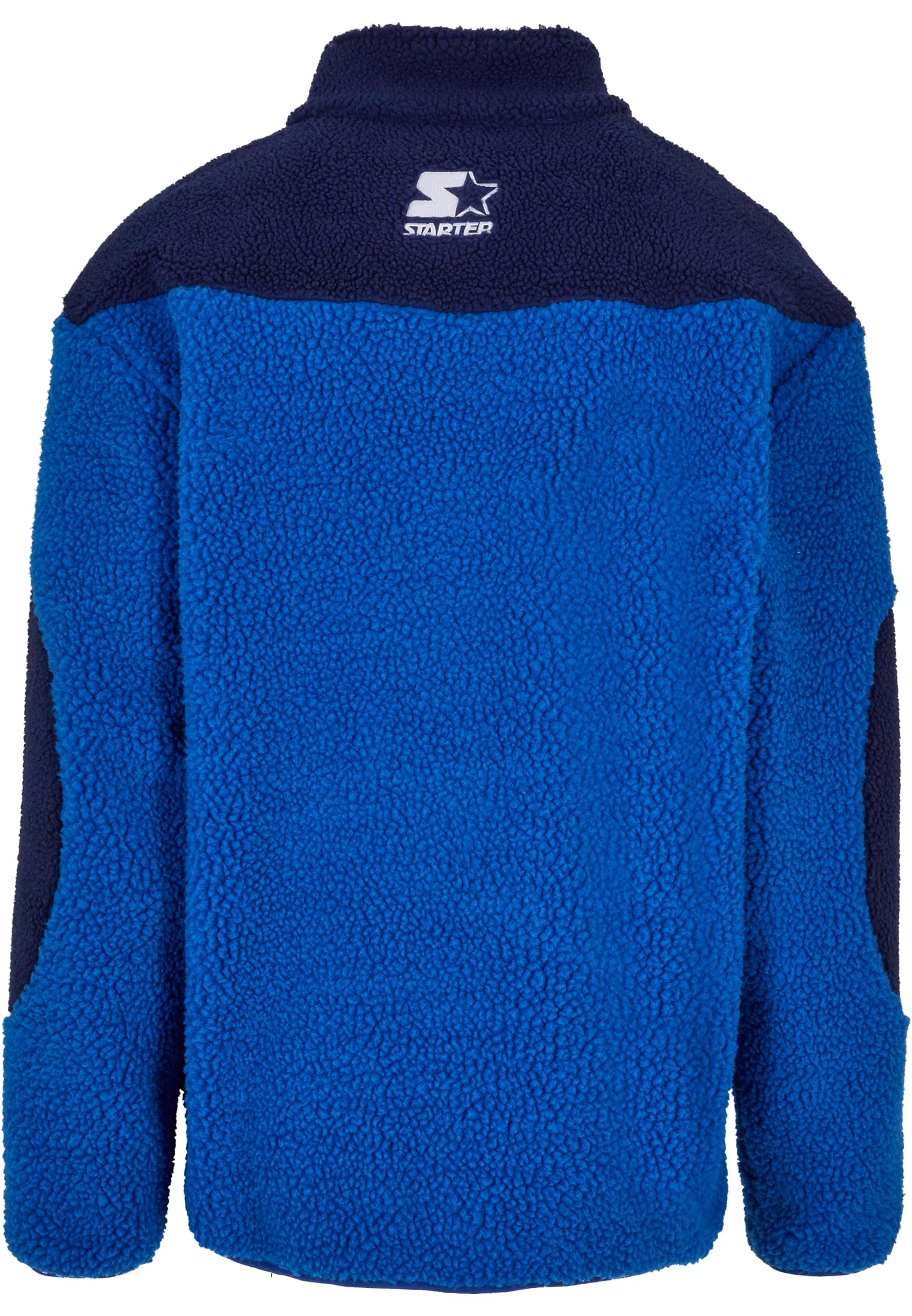 Baksidan av den blå och mörkblåa sherpa-fleecejackan från Starter, med märkets logga broderad på ryggen.