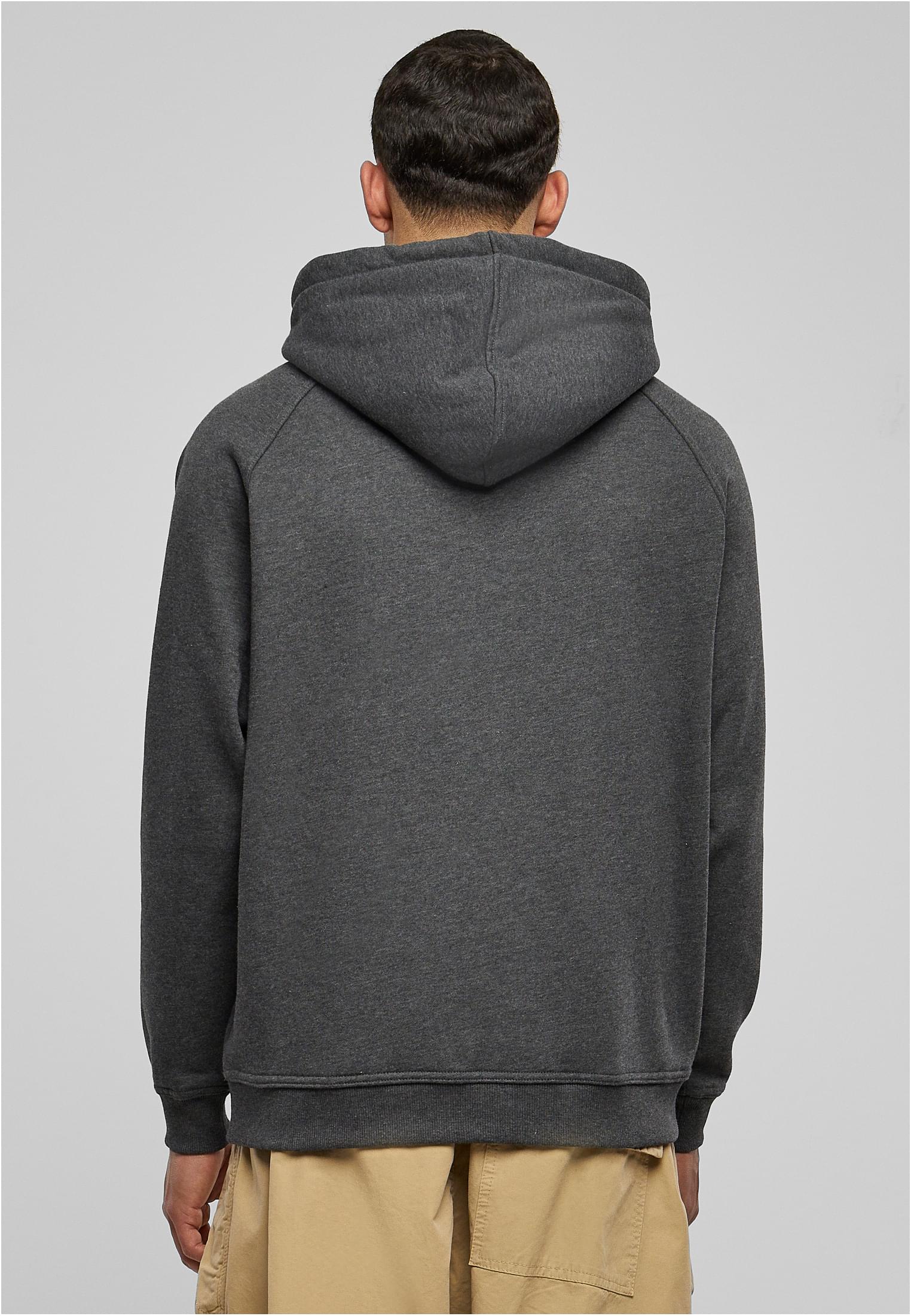 Vy bakifrån på en man som bär en mörkgrå huvtröja.