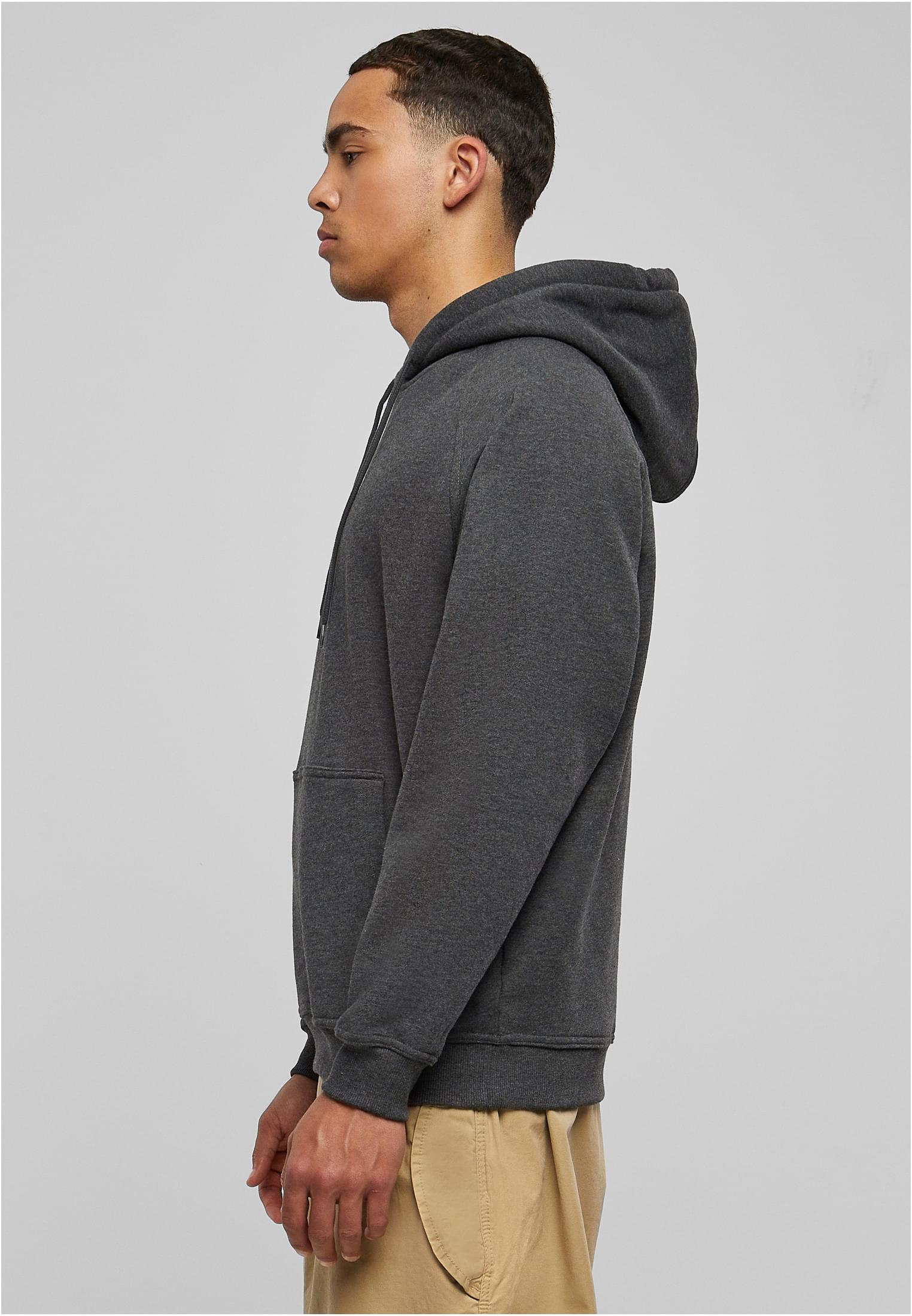 Man i profil som bär en mörkgrå UC Blank Hoody.