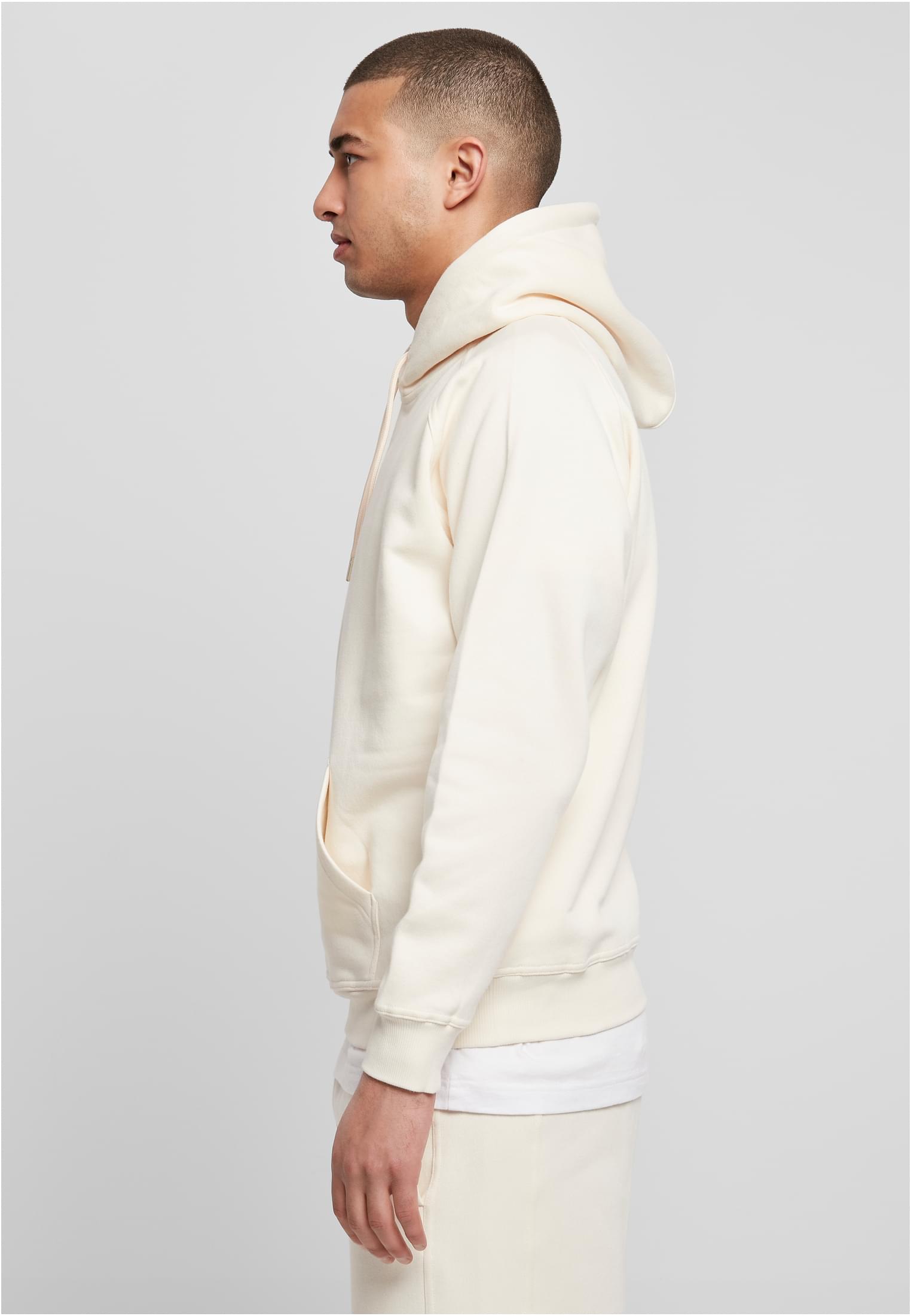 Sidovy av en manlig modell som bär en ljusgrön UC Blank Hoody.