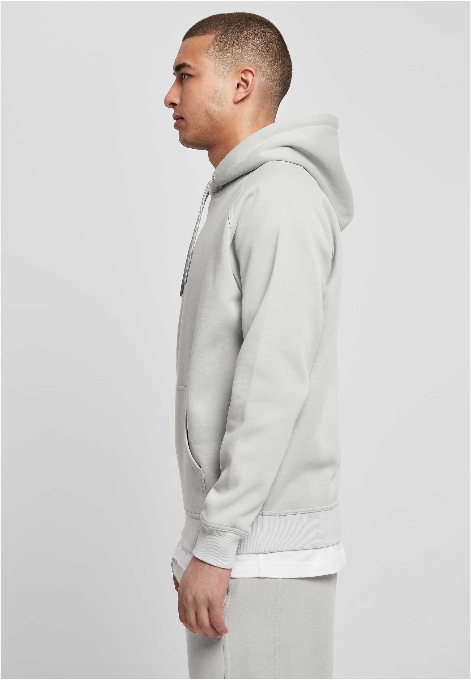 Sidovy av en man som bär en ljusgrön UC Blank Hoody.