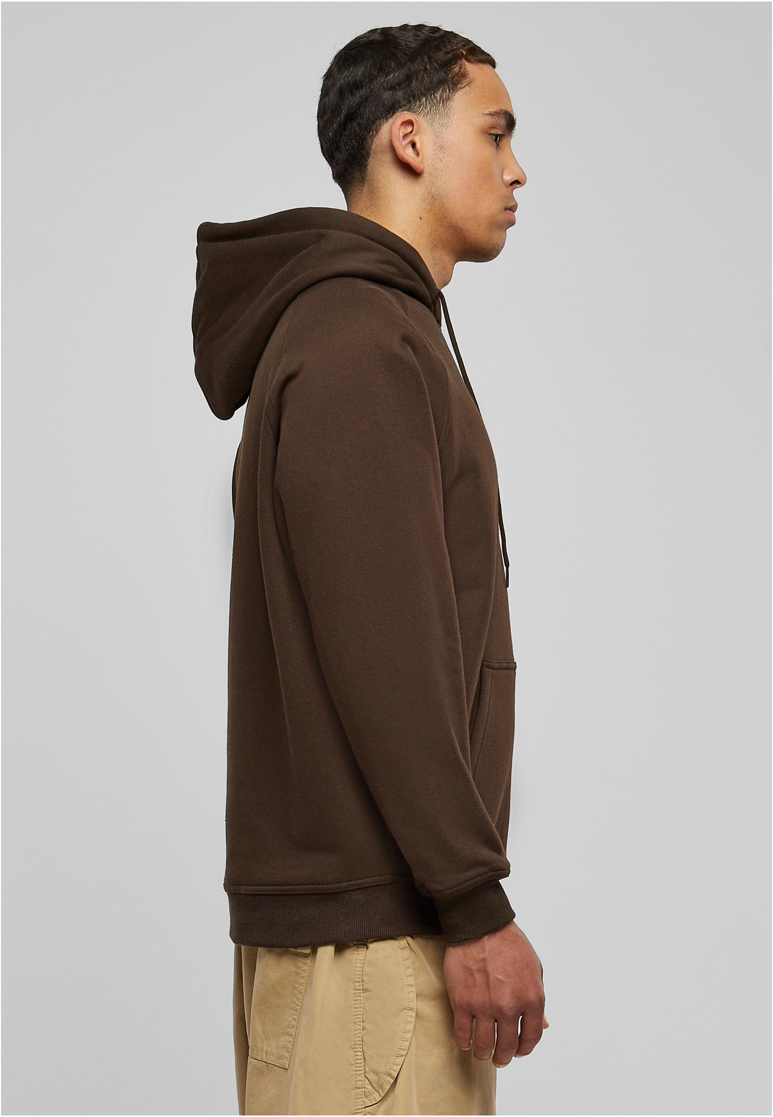 Sidoprofil av en man som bär en brun Blank Hoody.