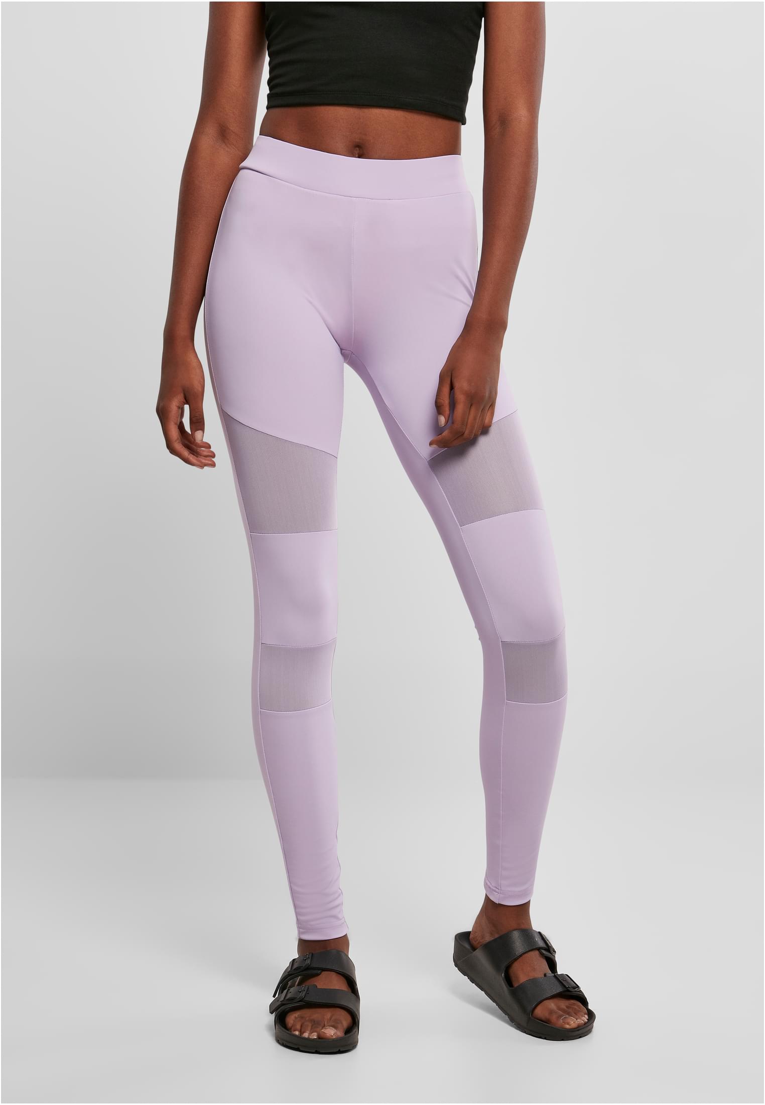 Framifrån på en modell som bär ljuslila Ladies Tech Mesh Leggings med nätpaneler.