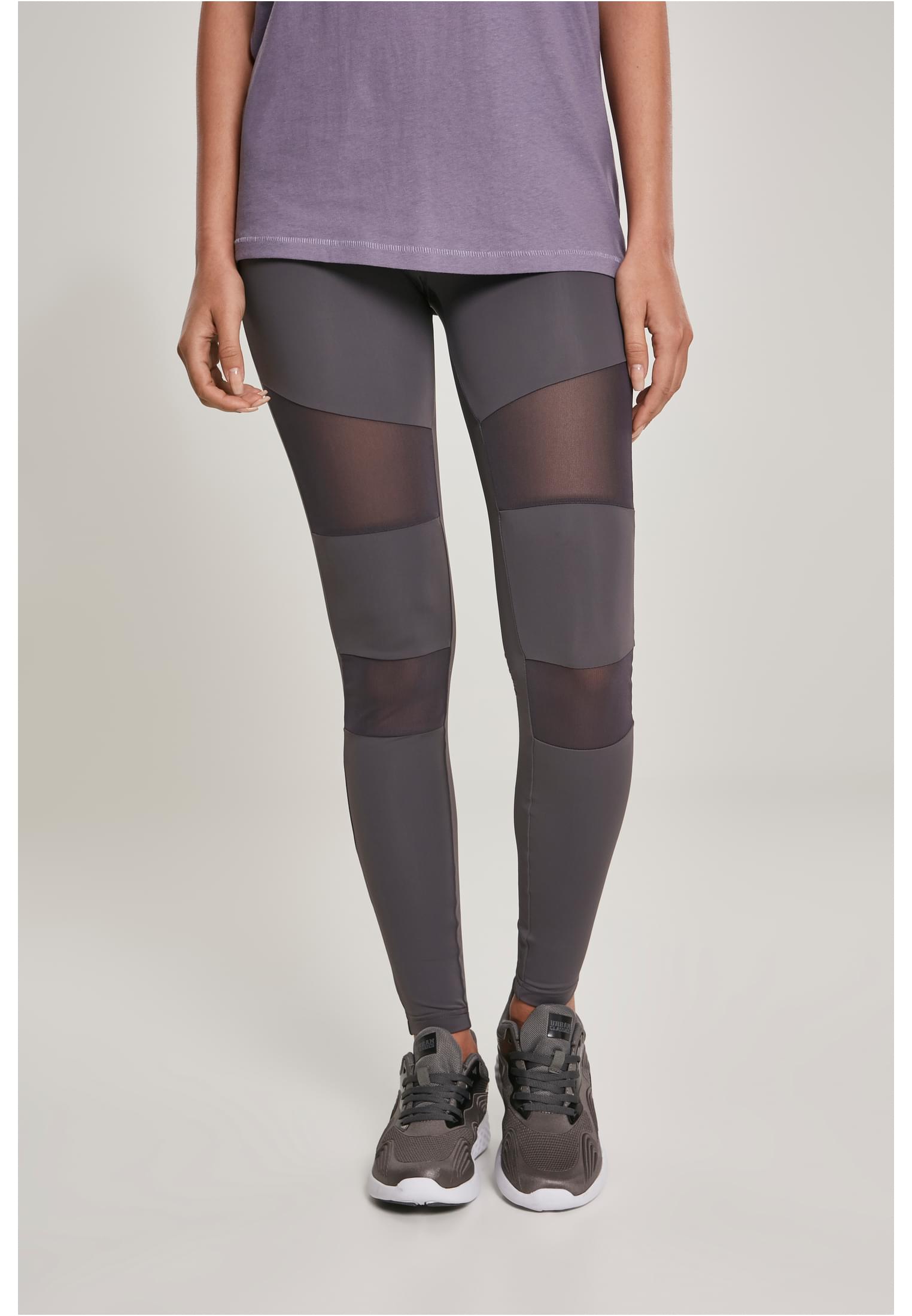 Närbild på en kvinna som bär gråa Ladies Tech Mesh Leggings med detaljer i nät.