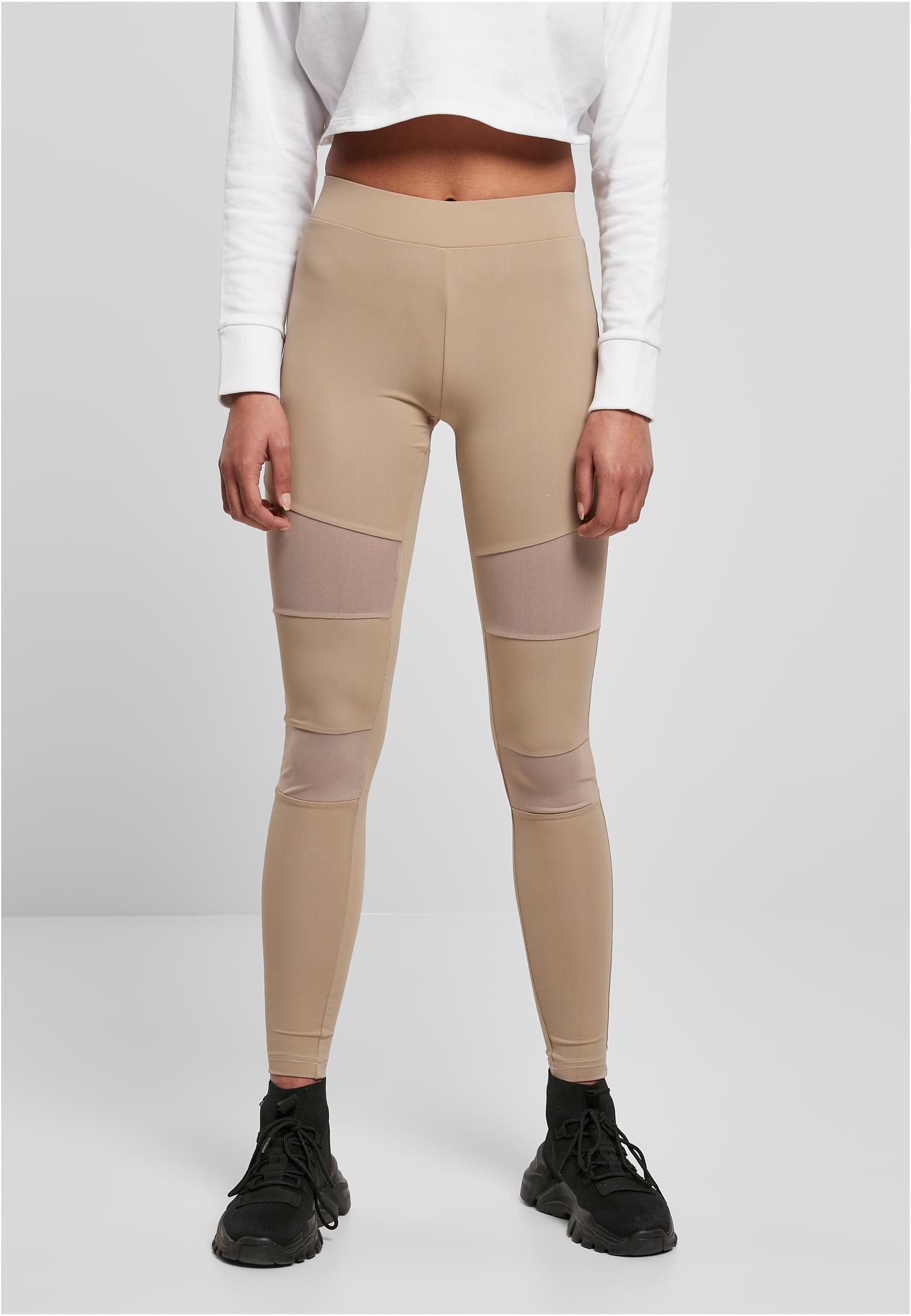 Framsida av en modell som bär beiga Dam Tech Mesh Leggings med nätpaneler.