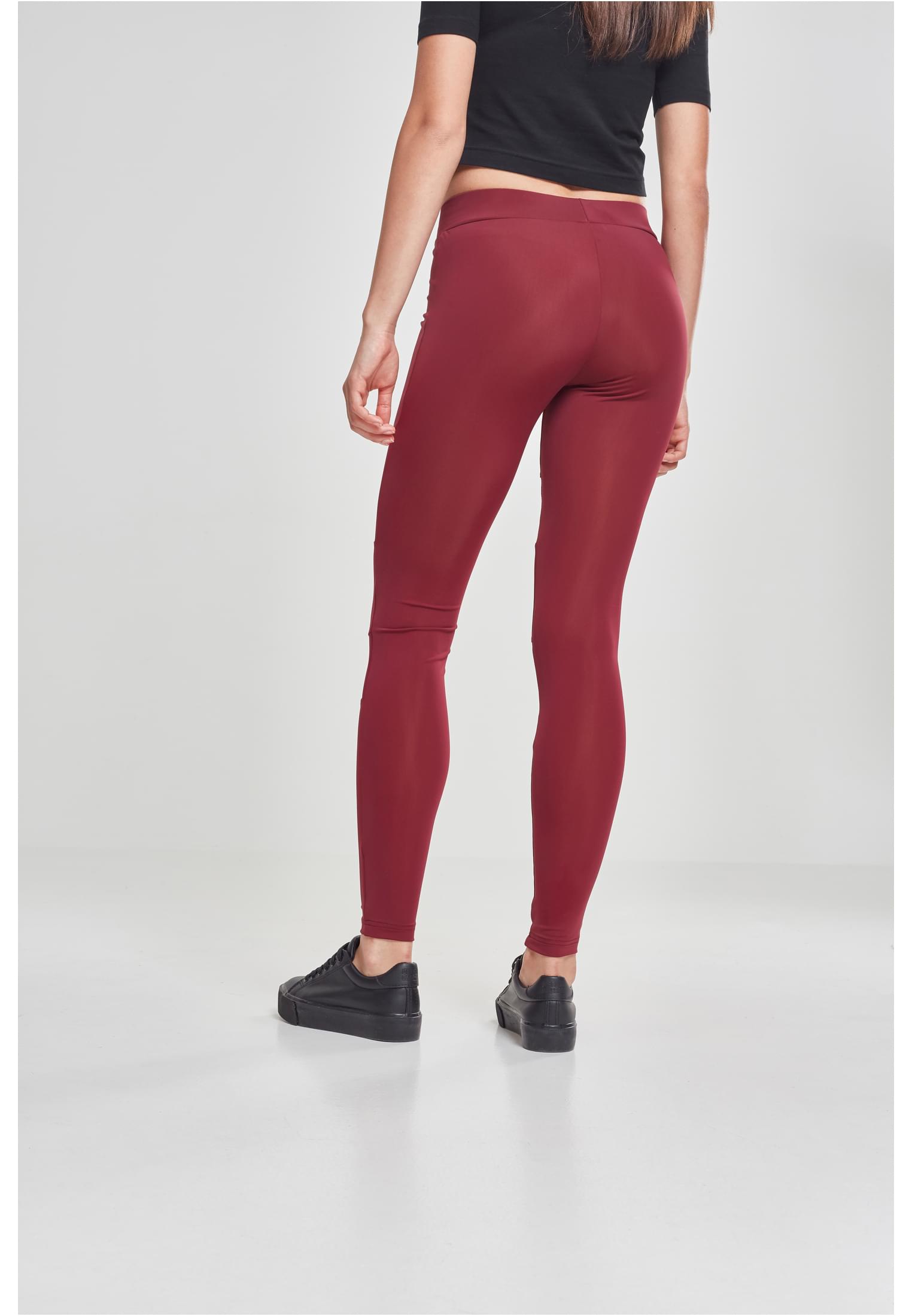 Baksidan av en modell som bär UC Ladies Tech Mesh Leggings.