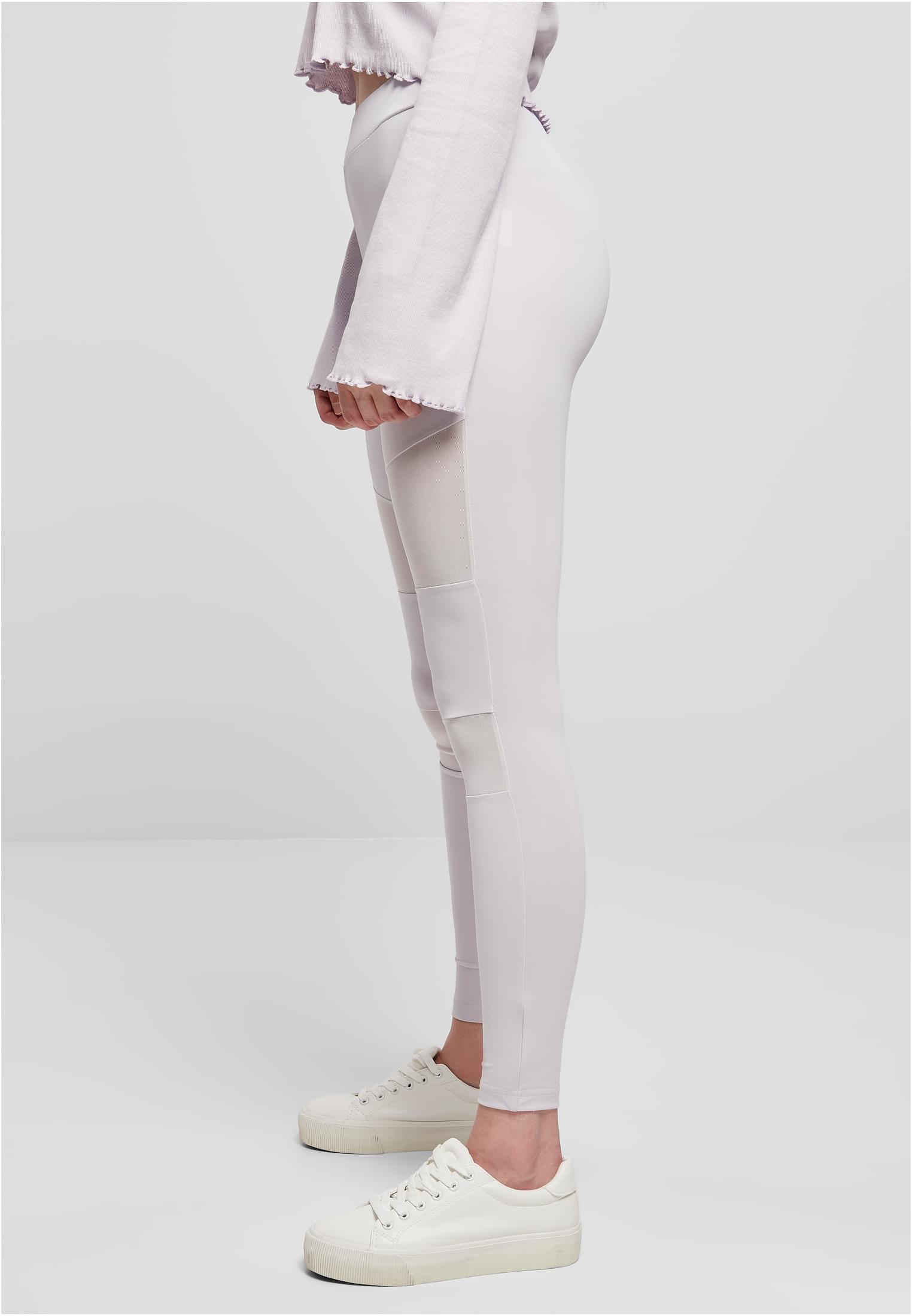 Sidoprofil av en kvinna som bär Ladies Tech Mesh Leggings i färgen warmgrey.