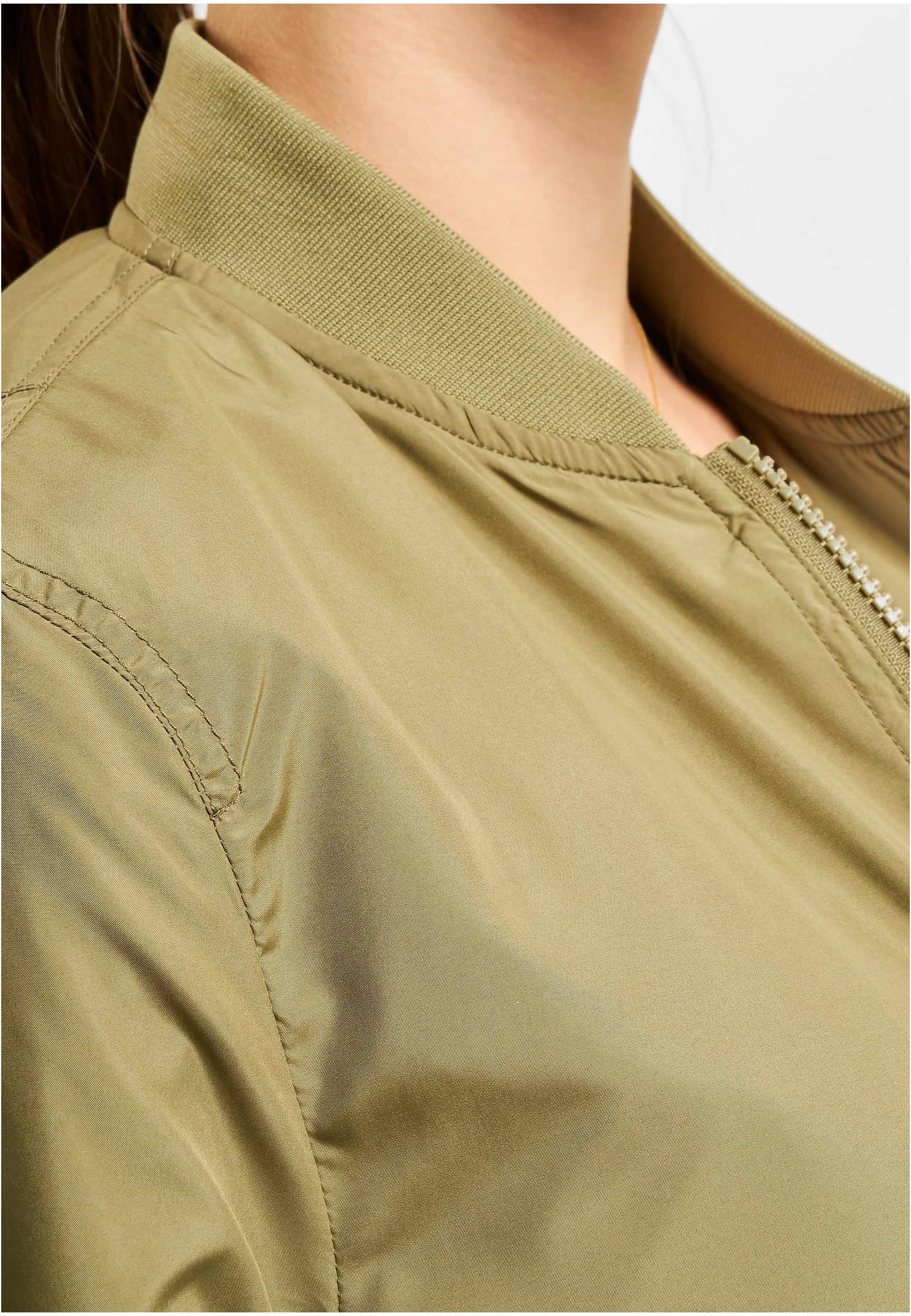 En detaljbild av kragen och axelpartiet på en olivgrön UC Light Bomber Jacket.