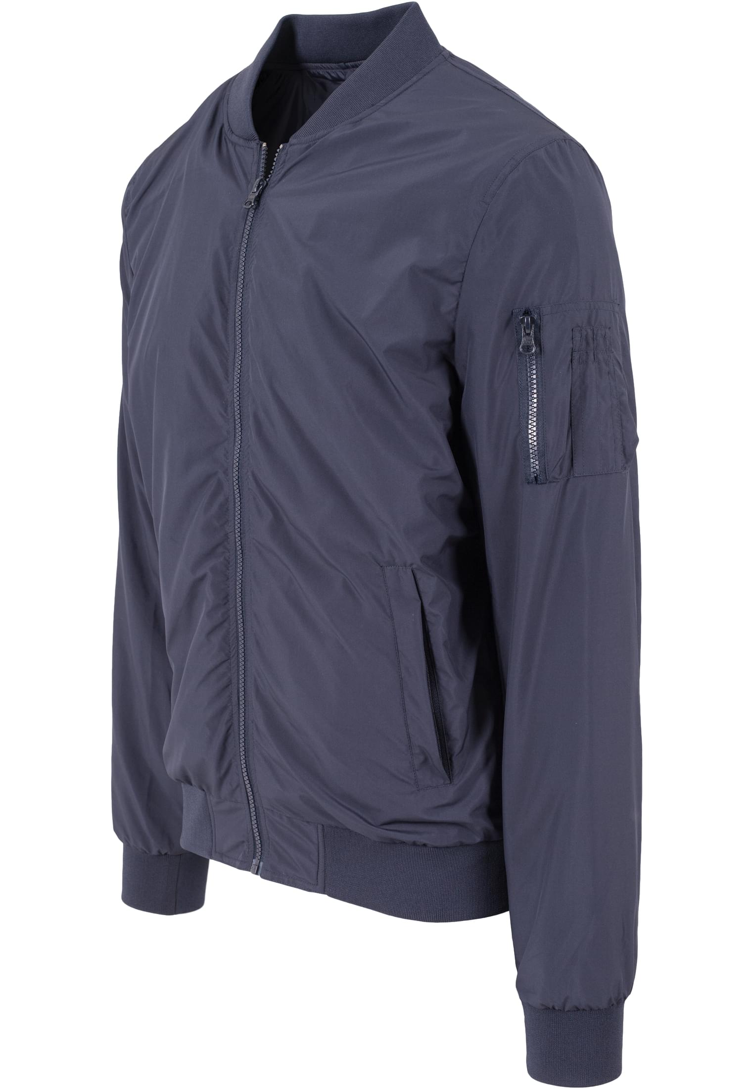 En marinblå lätt bomberjacka för herr, visad i trekvartsvy mot en vit bakgrund.