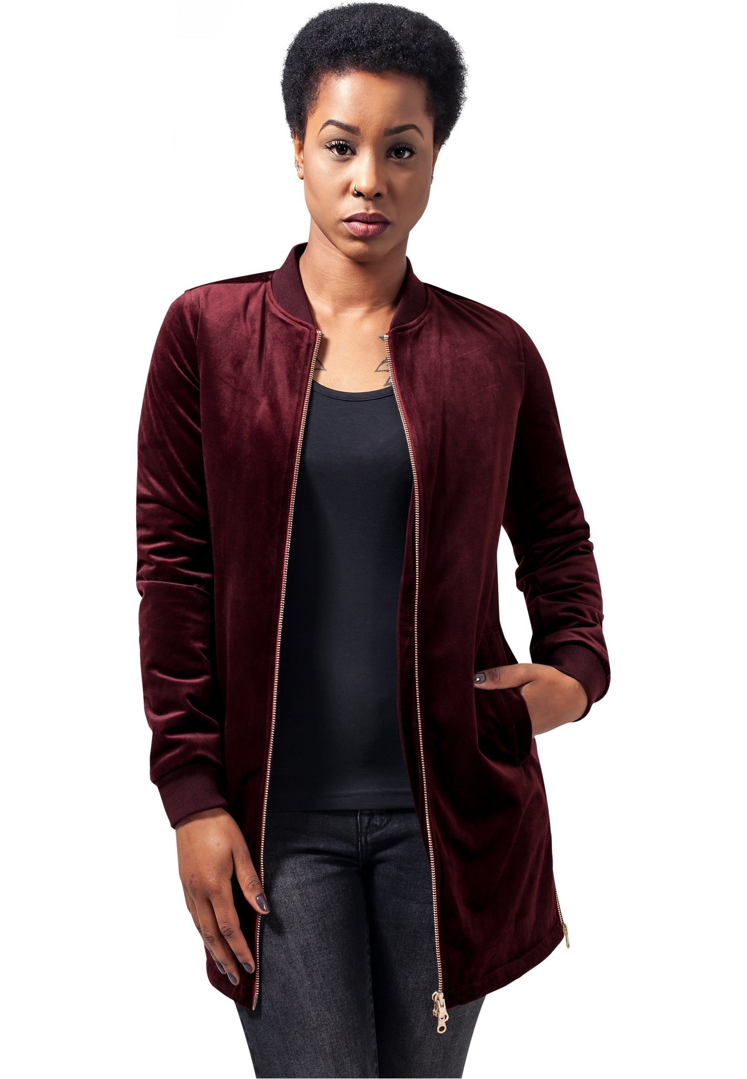 En kvinna visar framsidan av en lång vinröd sammetsjacka.