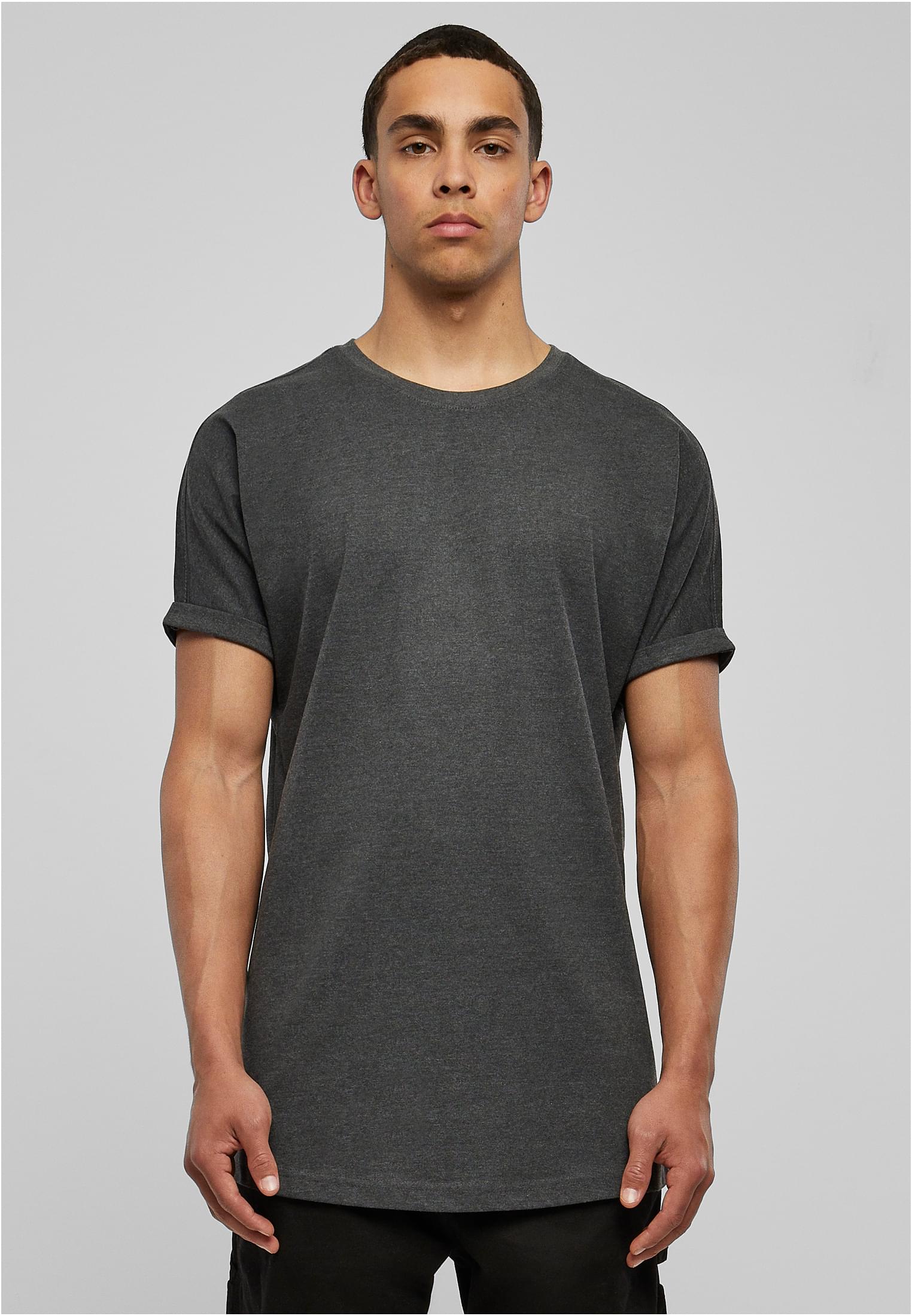 En manlig modell sedd framifrån, iklädd en mörkgrå Long Shaped Turnup T-shirt med uppvikta ärmar.