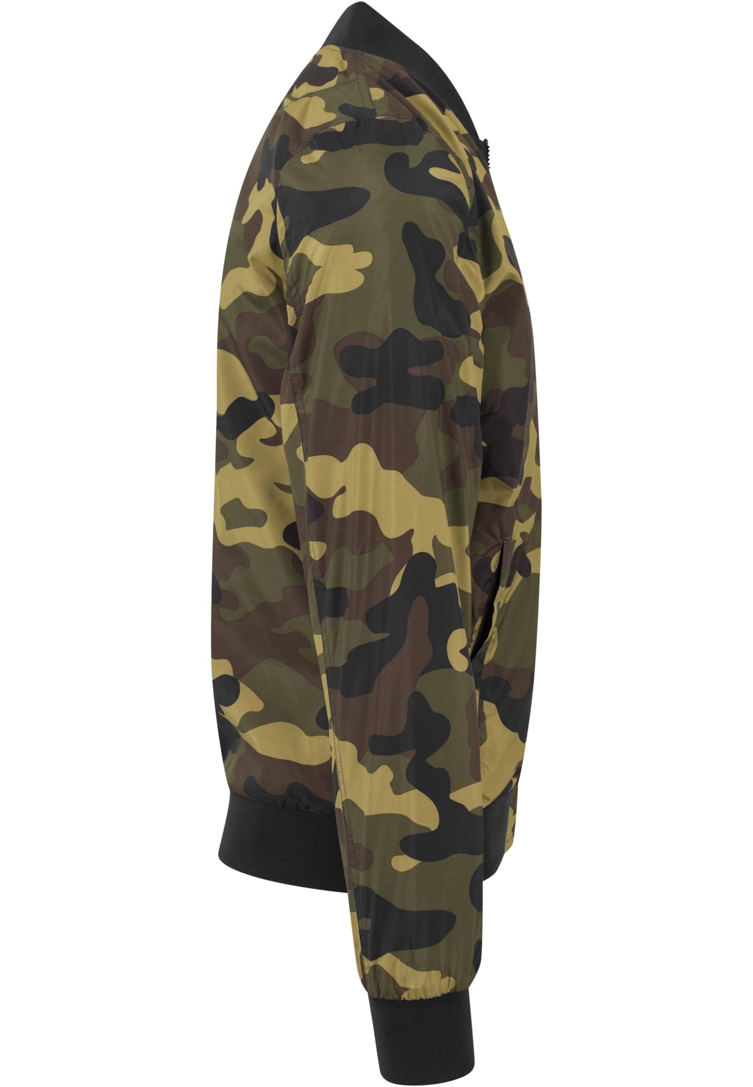 En bomberjacka med kamouflagemönster och svarta muddar, sedd från sidan.