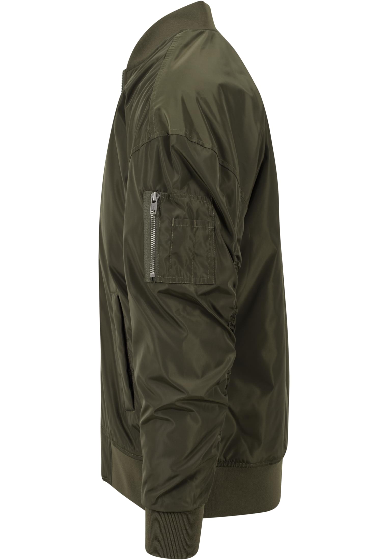 En olivgrön oversized bomberjacka fotograferad från sidan mot en vit bakgrund.