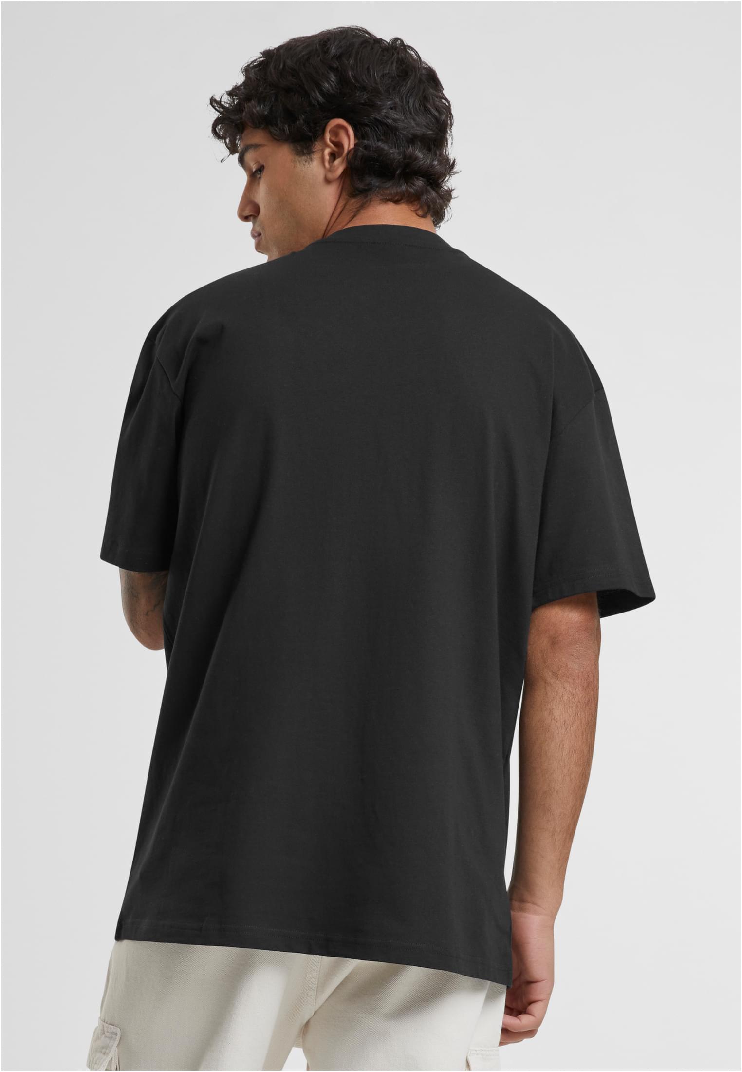 Manlig modell sedd bakifrån, klädd i en Heavy Oversized Tee.