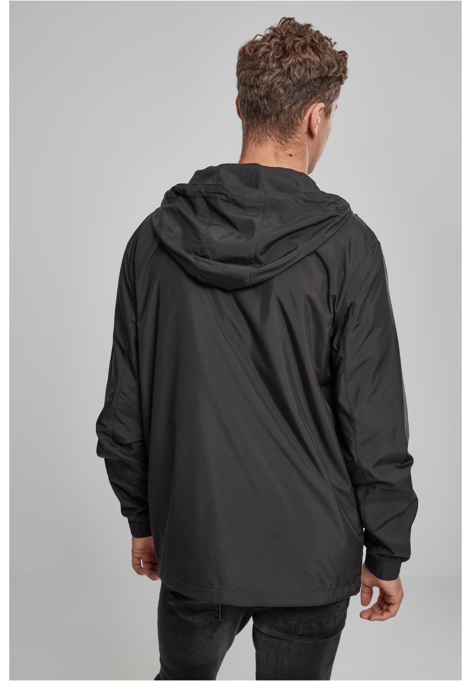 En man sedd bakifrån, som bär den svarta UC Basic Pull Over Jacket.