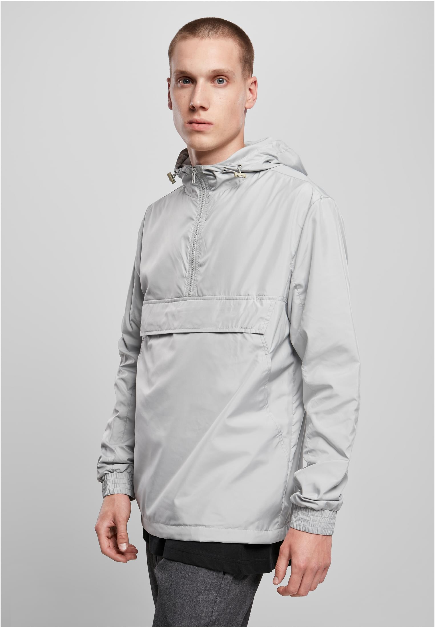Framsidan av en manlig modell som bär en ljusgrå UC Basic Pull Over Jacket.