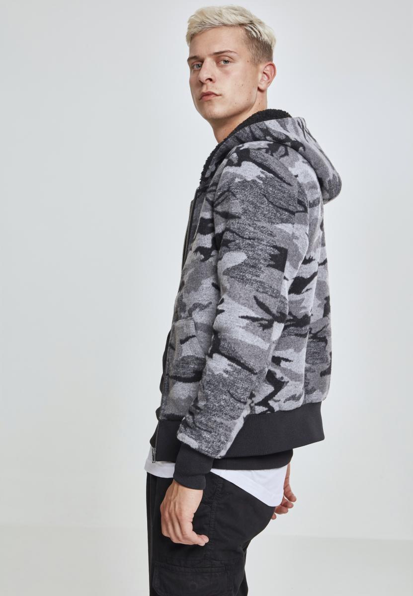 Sidoprofil av en man som bär en UC Camo Zip Jacket med grått kamouflagemönster.