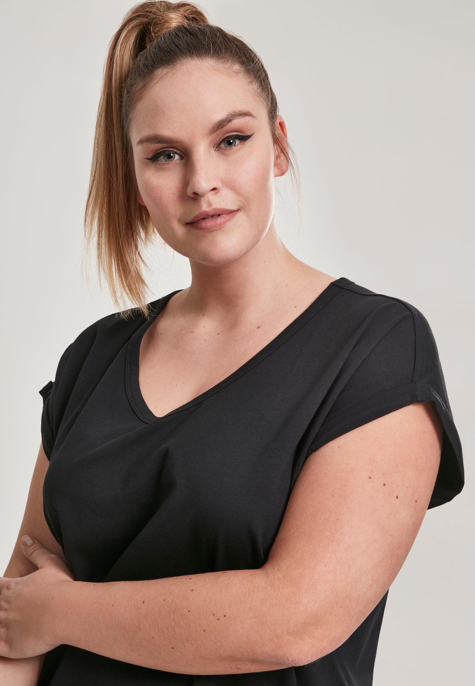 UC Round V-Neck Extended Shoulder Tee