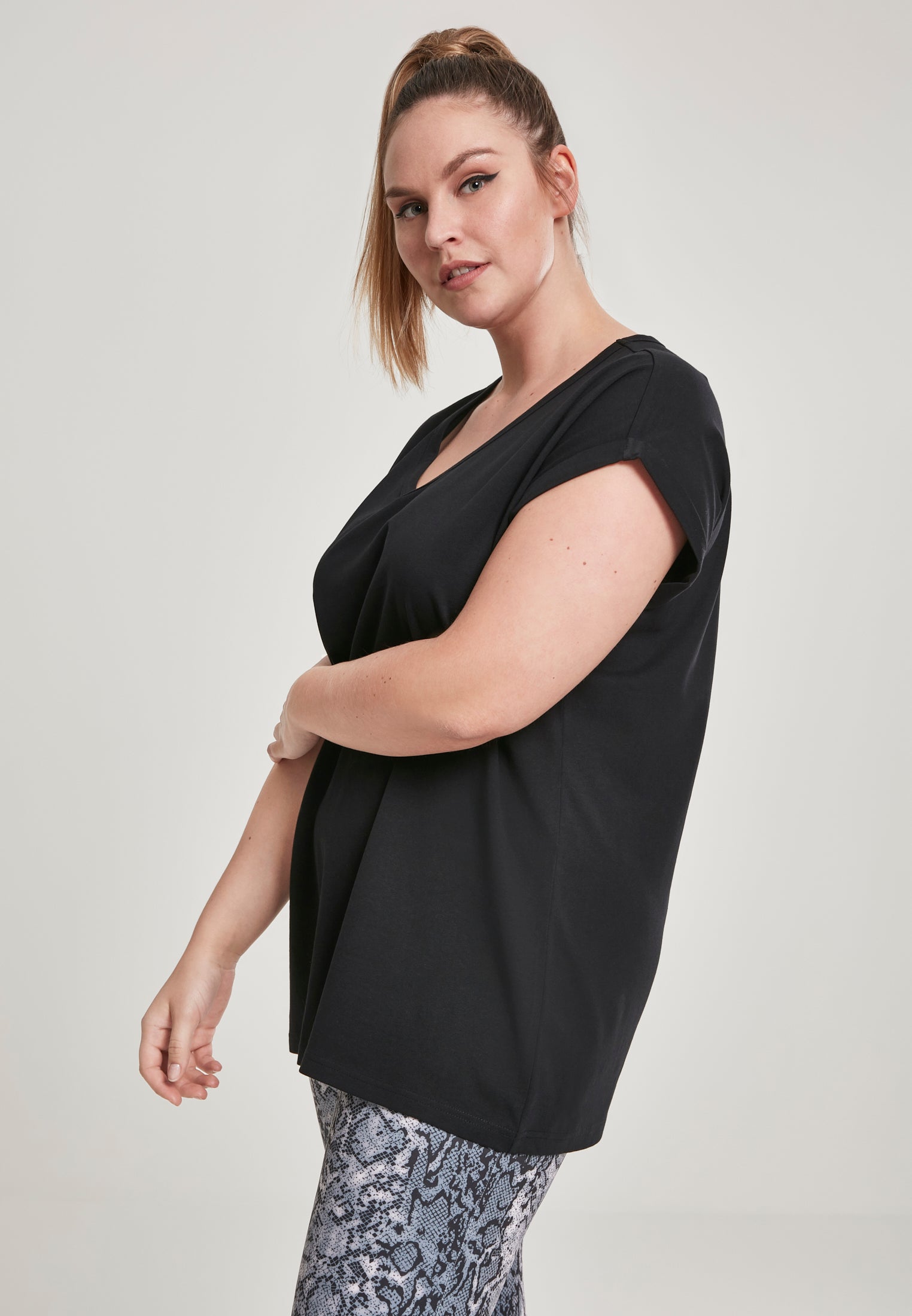 UC Round V-Neck Extended Shoulder Tee