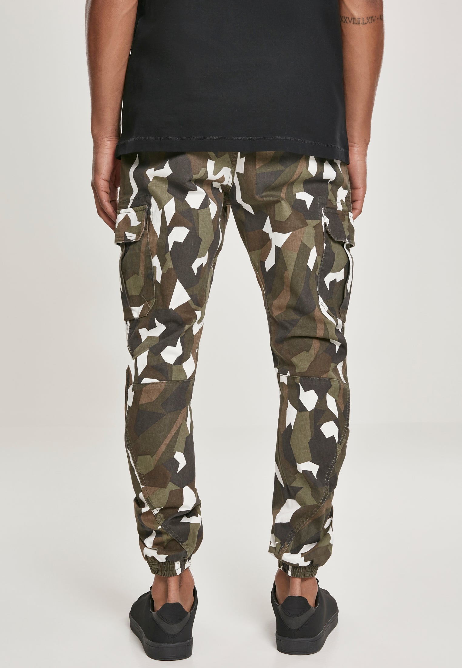 Pantaloni cargo elasticizzati in twill mimetico geometrico UC