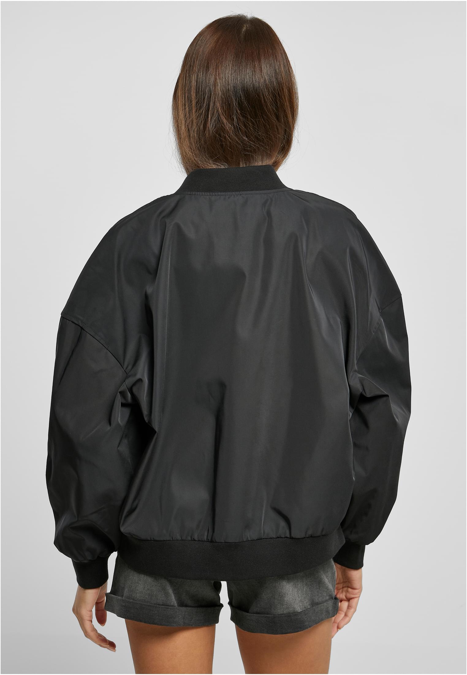 Baksidan av en modell som bär den svarta UC Recycled Oversized Light Bomber Jacket.