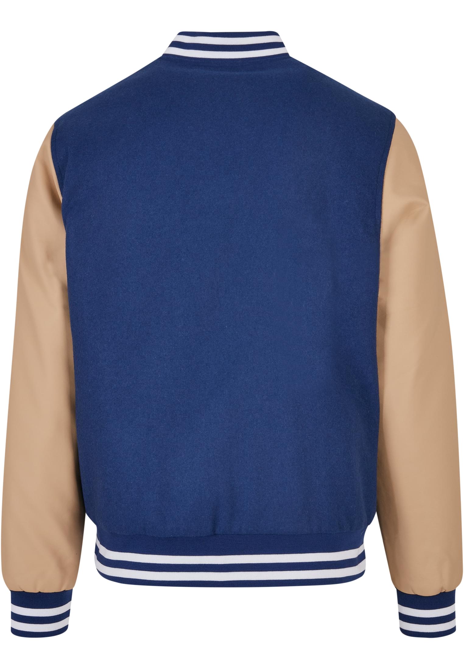 Baksidan av en blå collegejacka med beiga ärmar och randiga muddar.