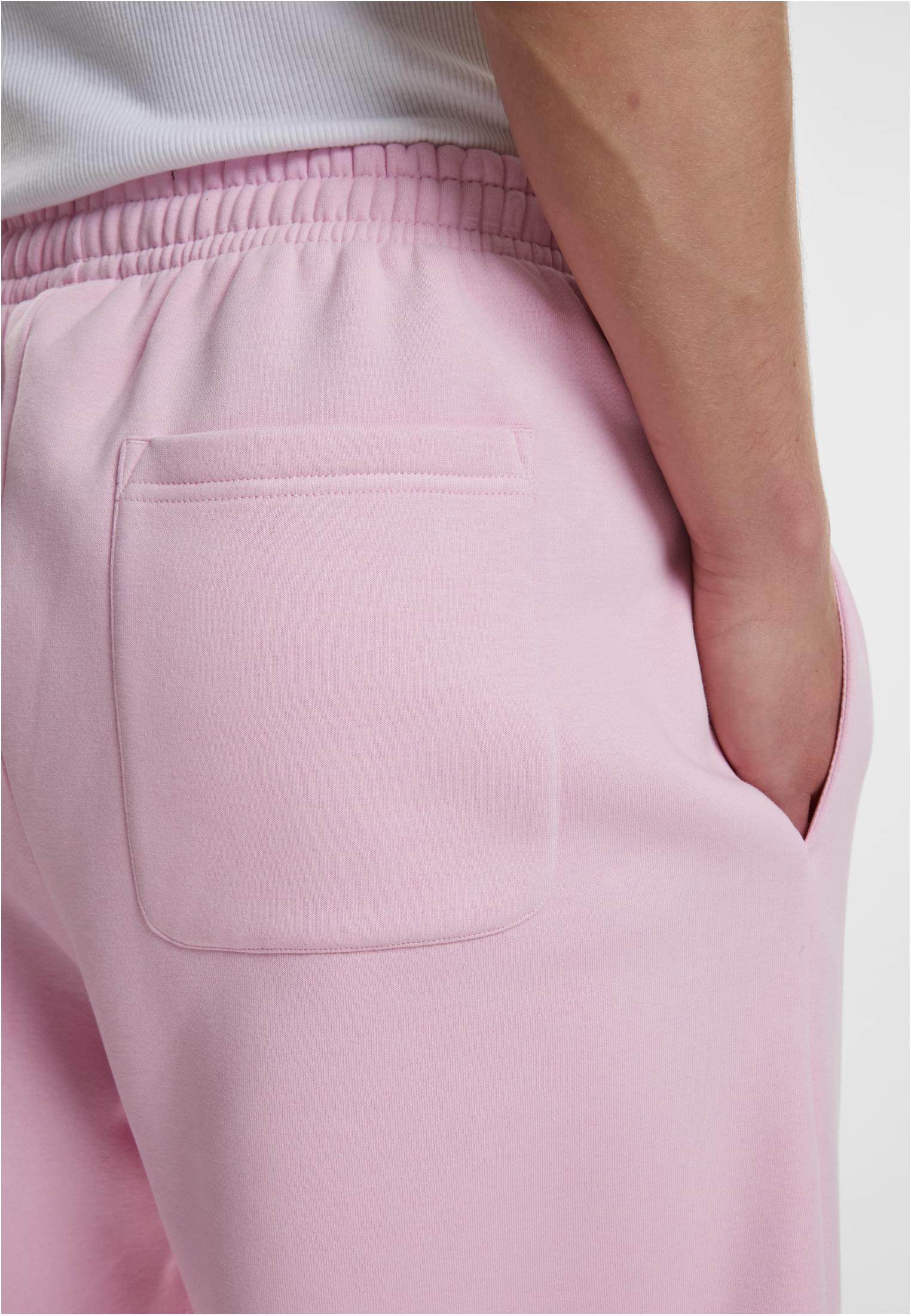 Närbild på baksidan av en man som bär ljuslila sweatpants, med fokus på bakfickan och den elastiska midjan.