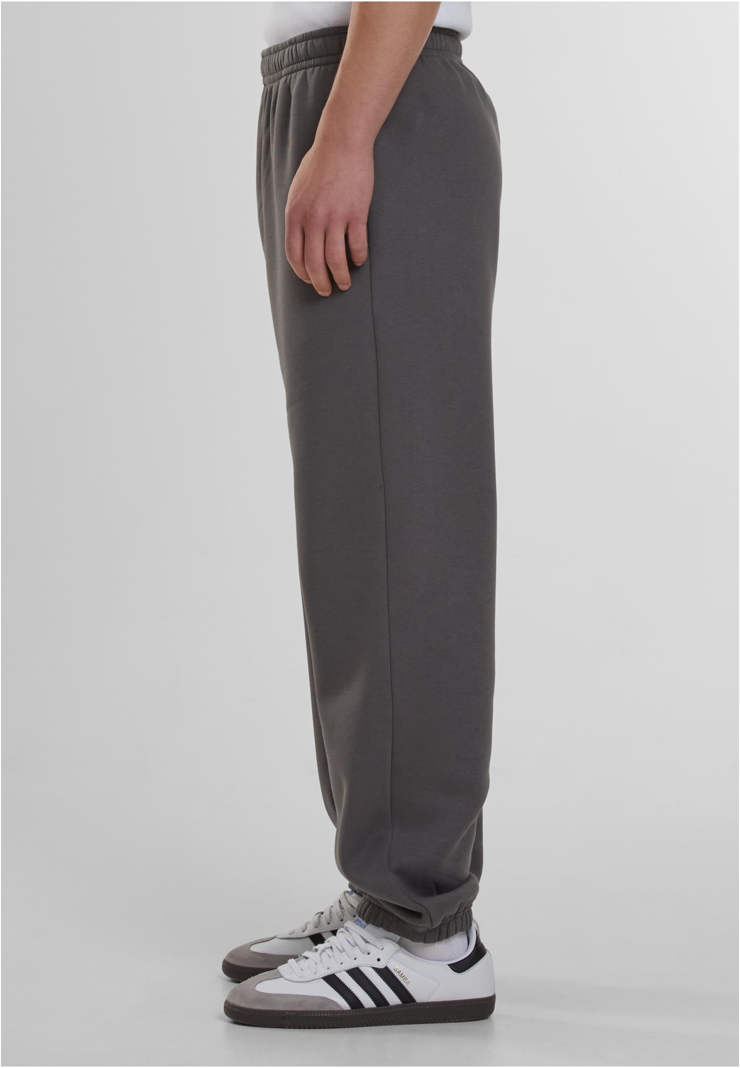 Sidovy av en modell som bär mörkgrå Fluffy Sweatpants.