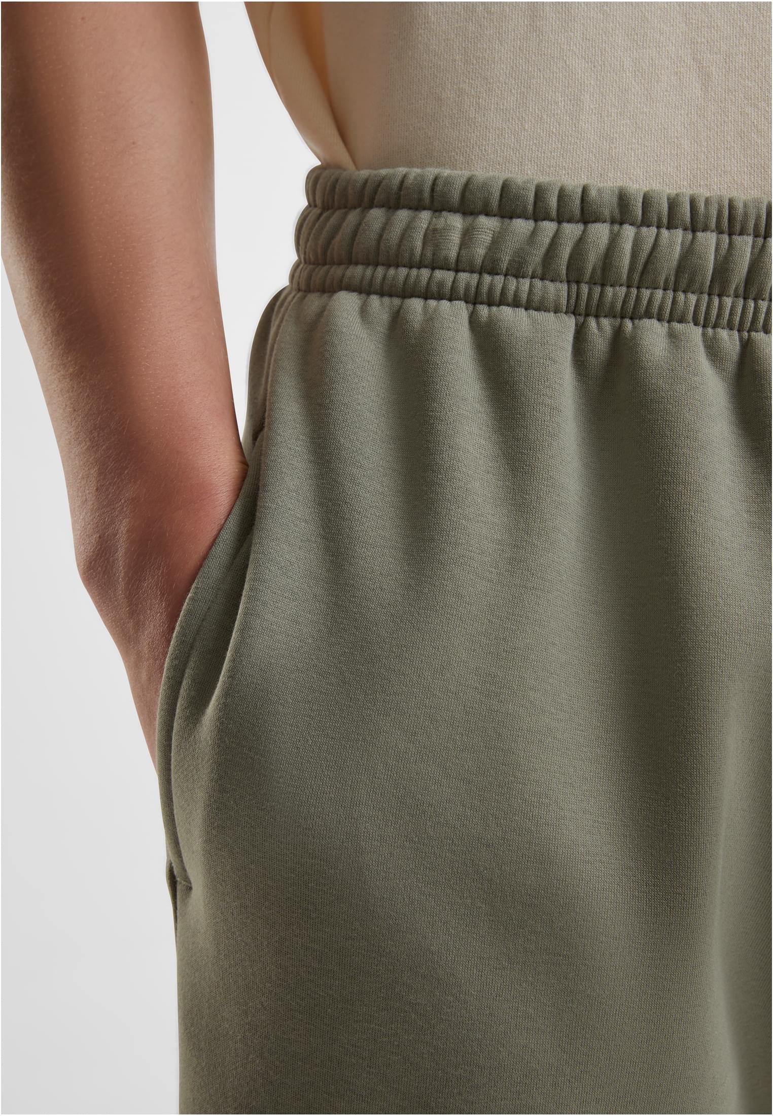 Närbild på fickan och det elastiska midjebandet på ett par Fluffy Sweatpants.