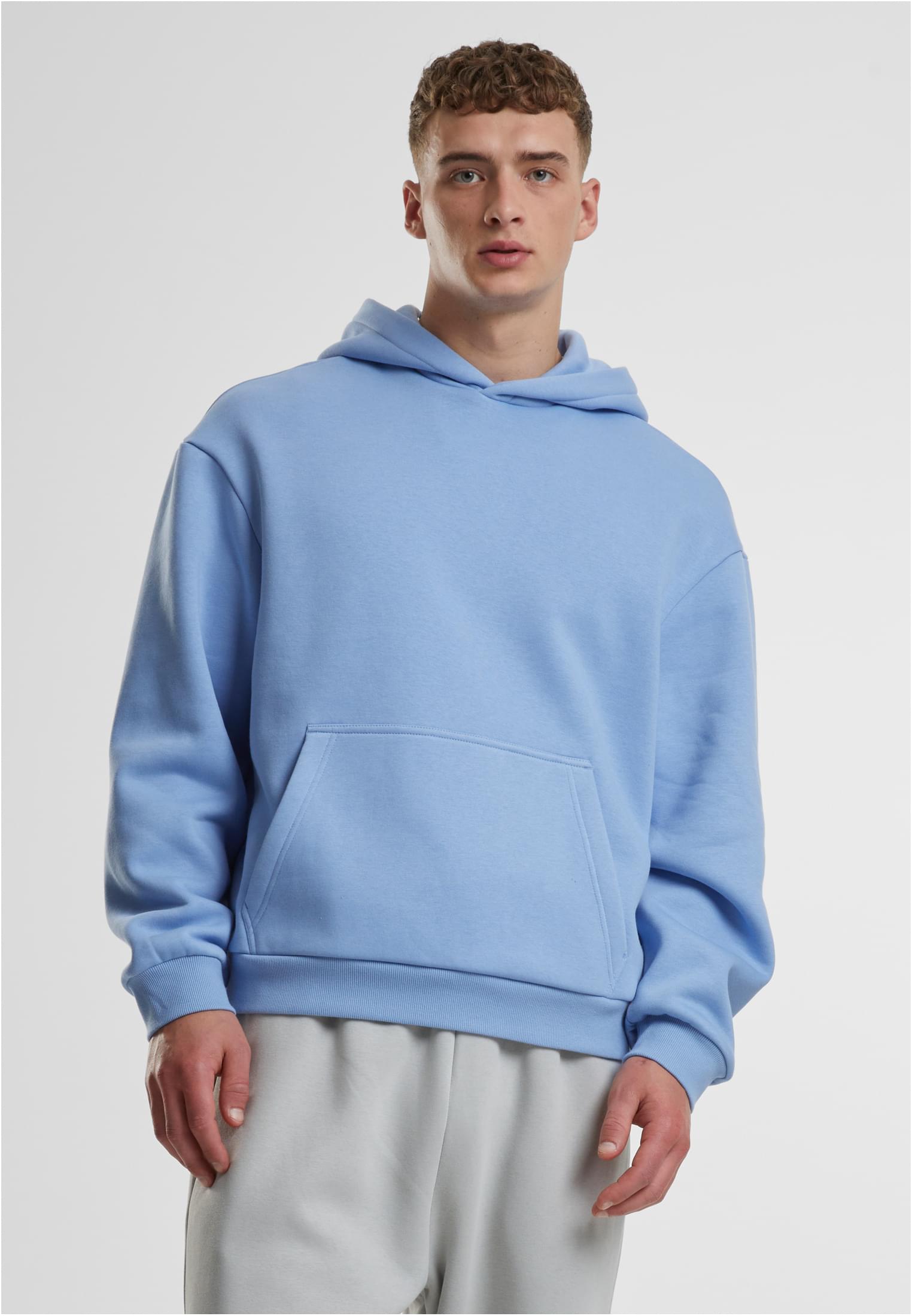 Manlig modell som bär en ljuslila Fluffy Hoody.