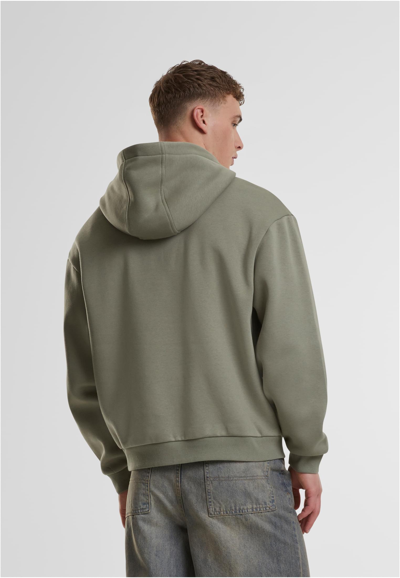 Baksidan av en manlig modell som bär en UC Fluffy Hoody.