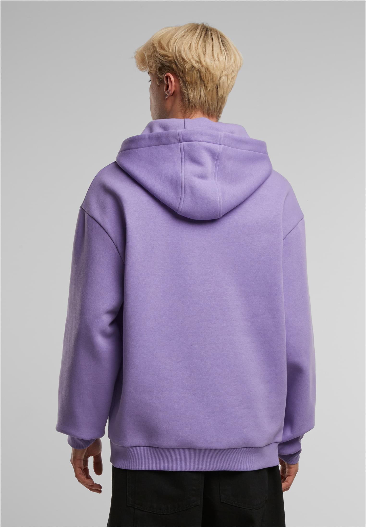 Baksidan av en modell som bär en lila Fluffy Hoody.