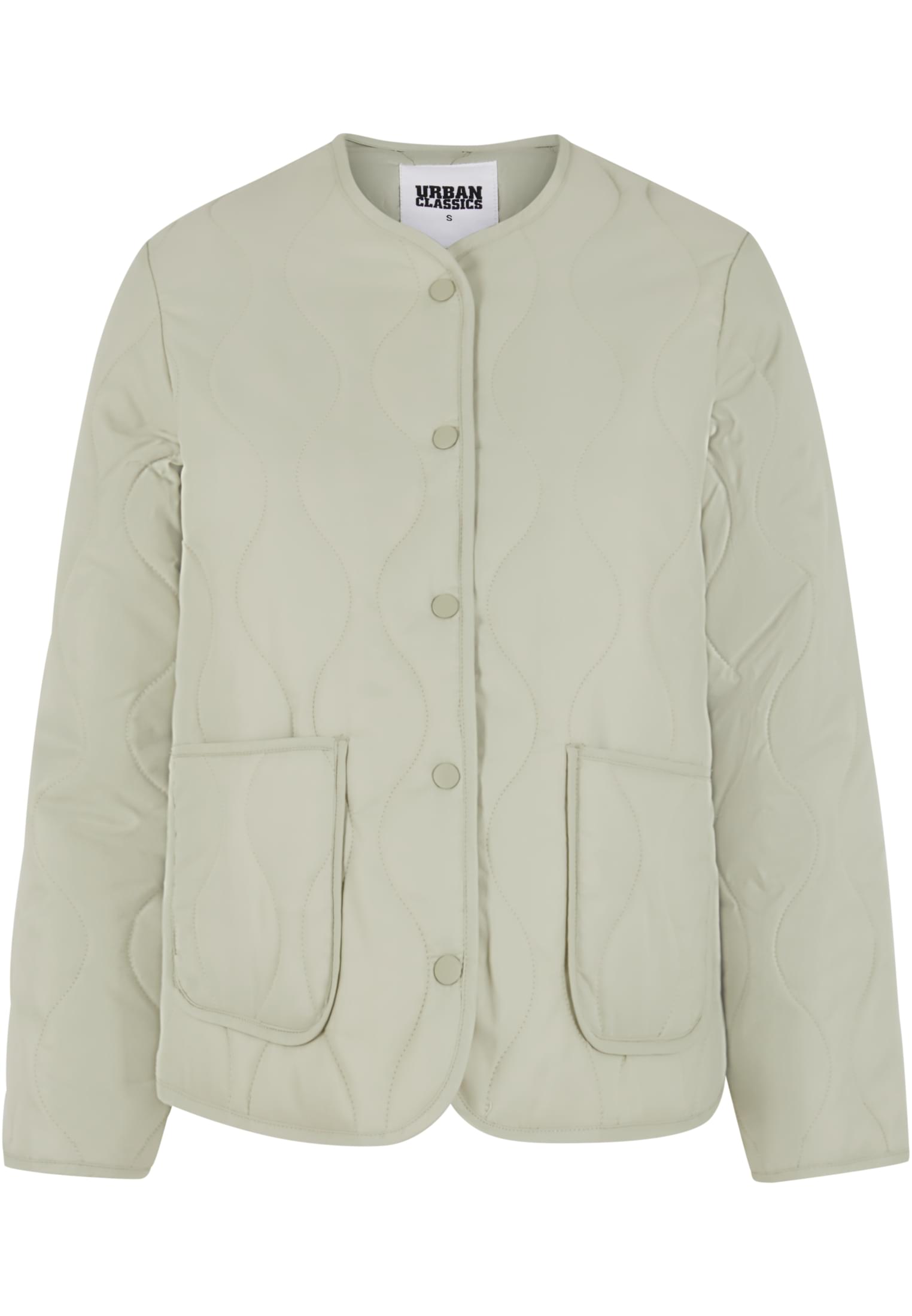 En ljusgrön, quiltad jacka med knäppning framtill och två fickor, fotograferad mot en vit bakgrund.