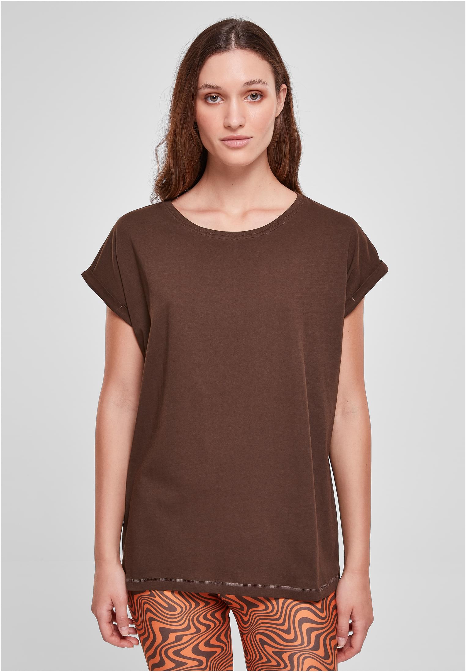 Frontvy av en kvinna som bär en brun Ladies Extended Shoulder Tee.