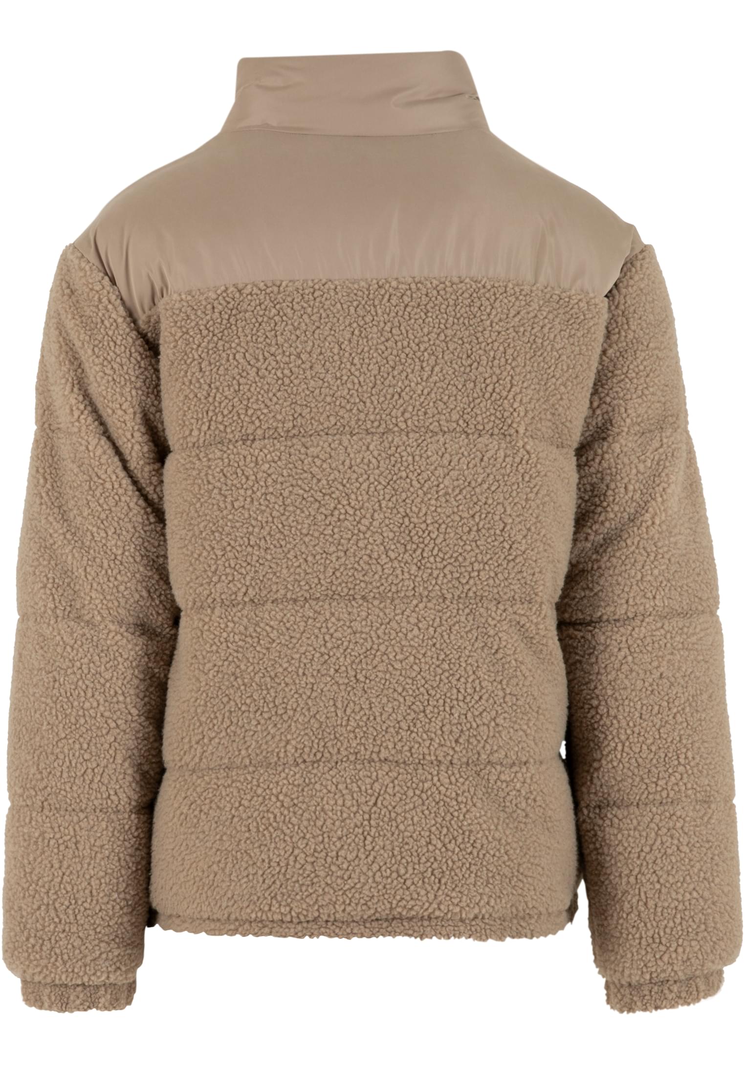 Baksidan av en beige jacka med teddyfleece och puffermaterial vid axlarna.