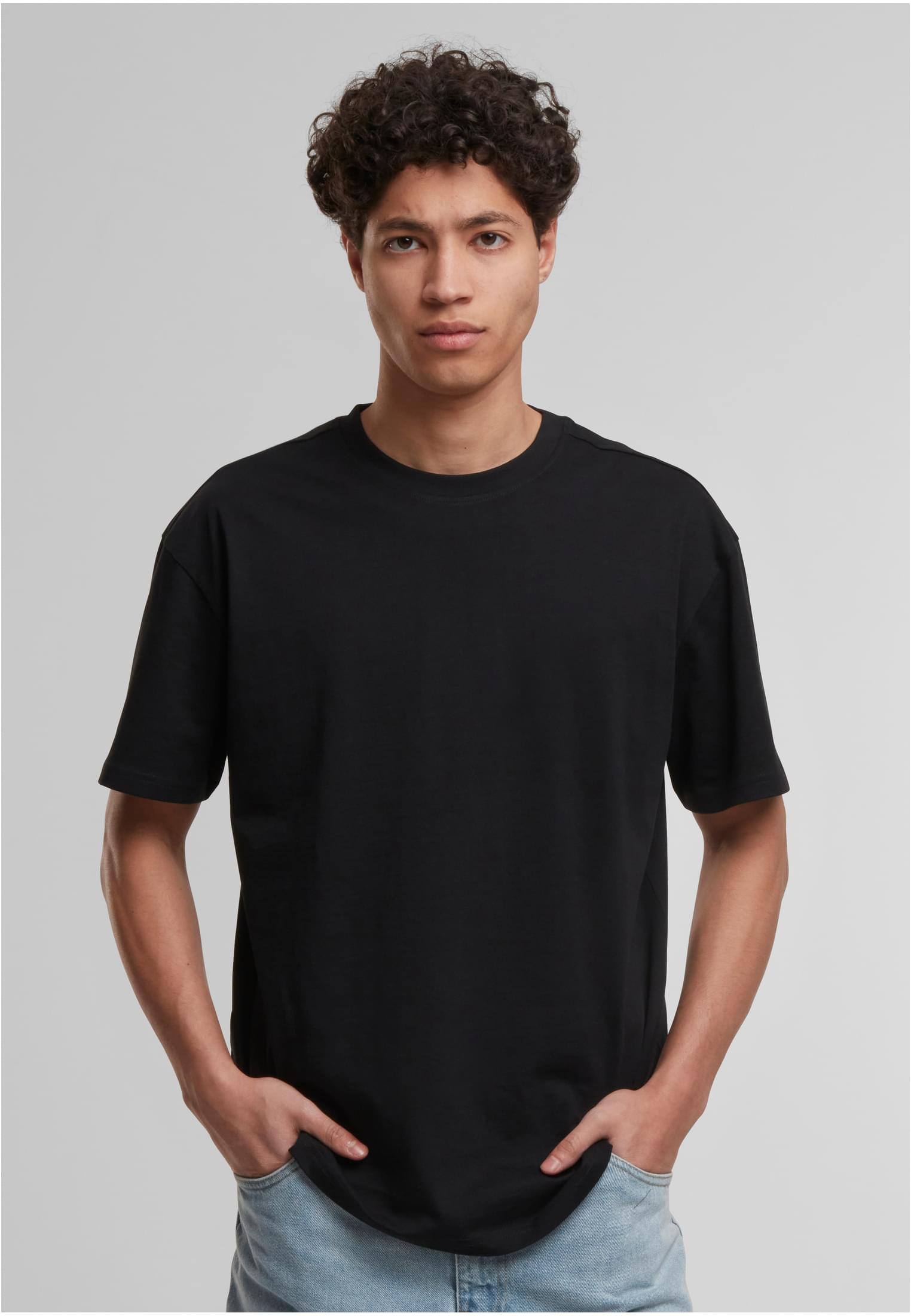 Frontvy av en man som bär en mörklila Cotton Loose Tee.