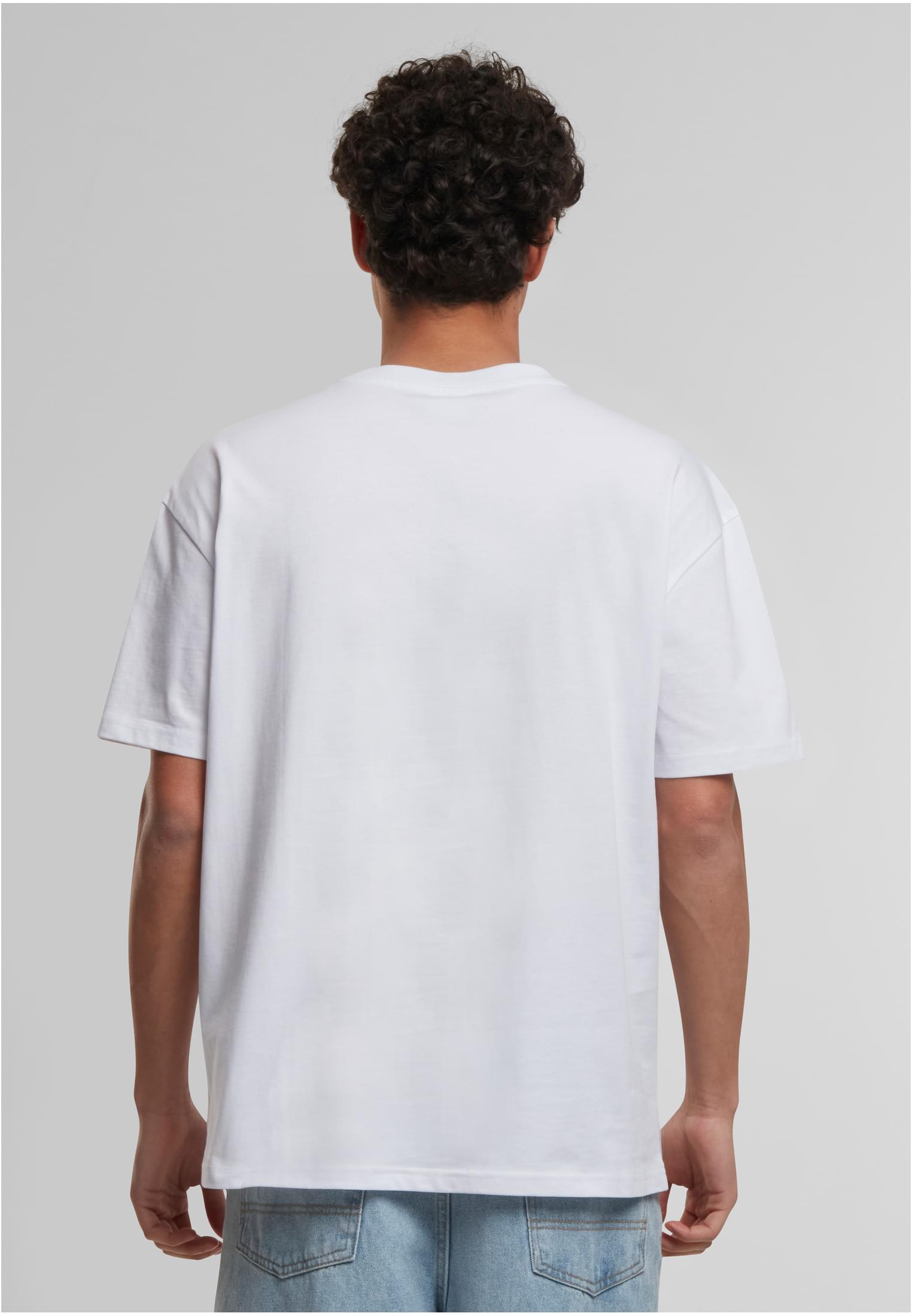Manlig modell sedd bakifrån, bärandes en vit Cotton Loose Tee.