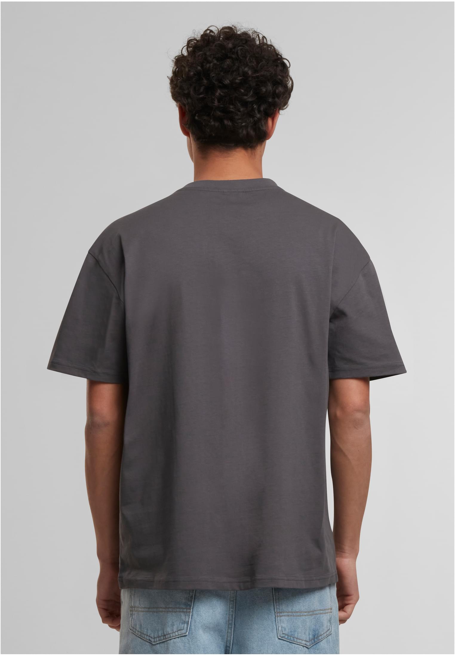 Baksidan av den mörkgrå t-shirten Cotton Loose Tee, som bärs av en manlig modell.