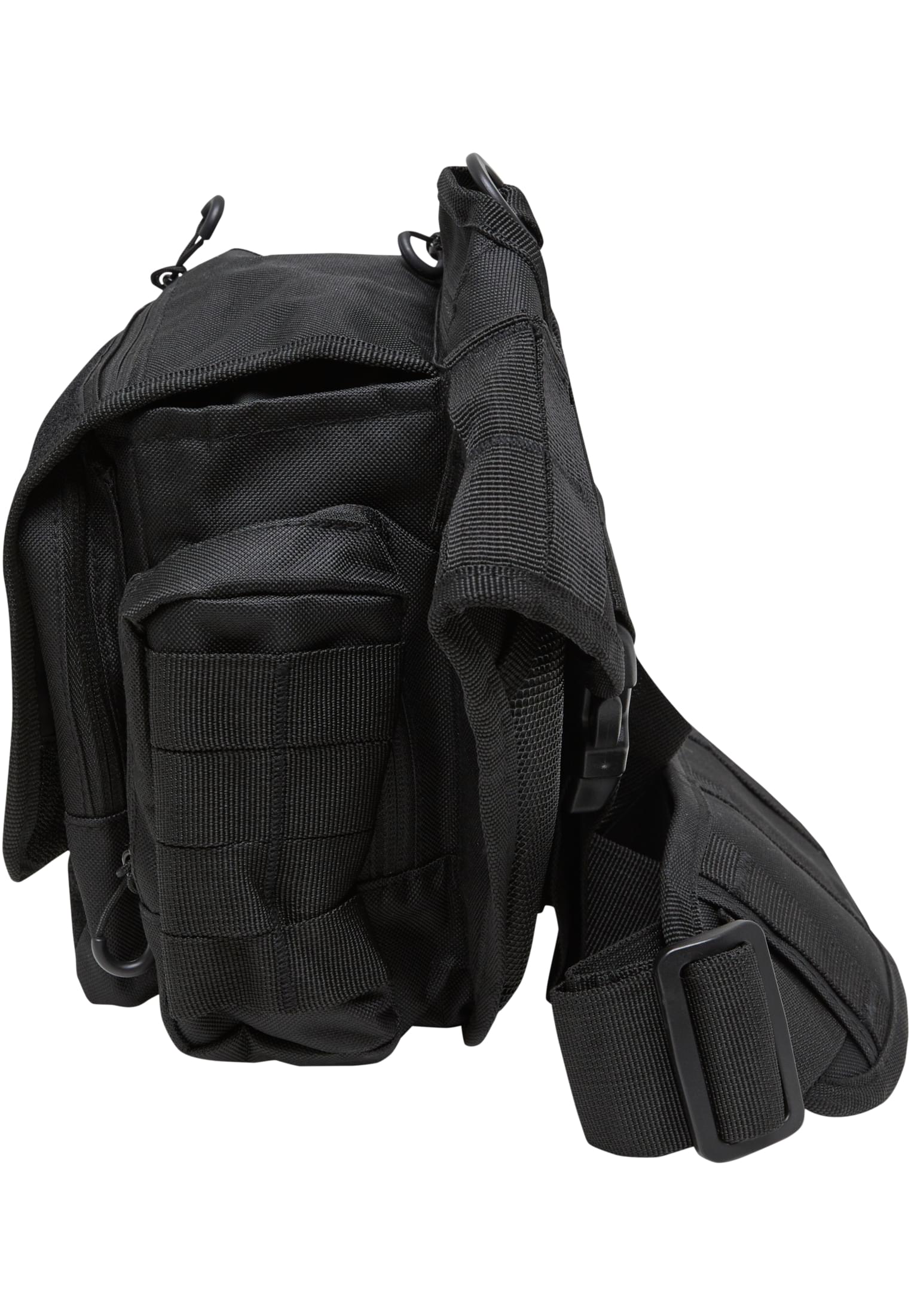 Närbild på en svart B Travel Side Bag fotograferad snett framifrån mot en vit bakgrund.