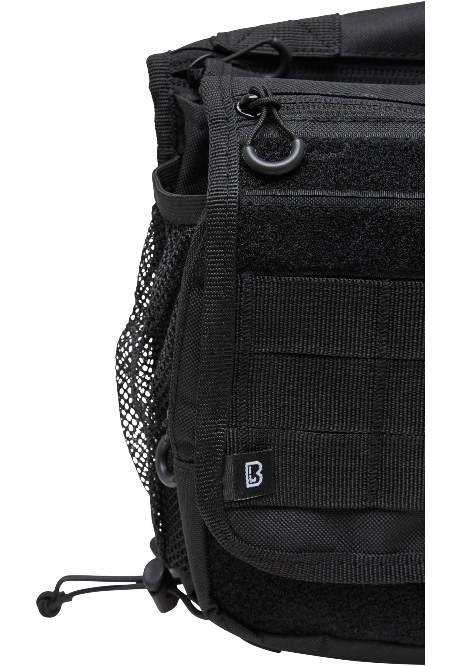 Närbild på detaljerna på den svarta B Travel Side Bag, inklusive nätfickan och Brandit-loggan.