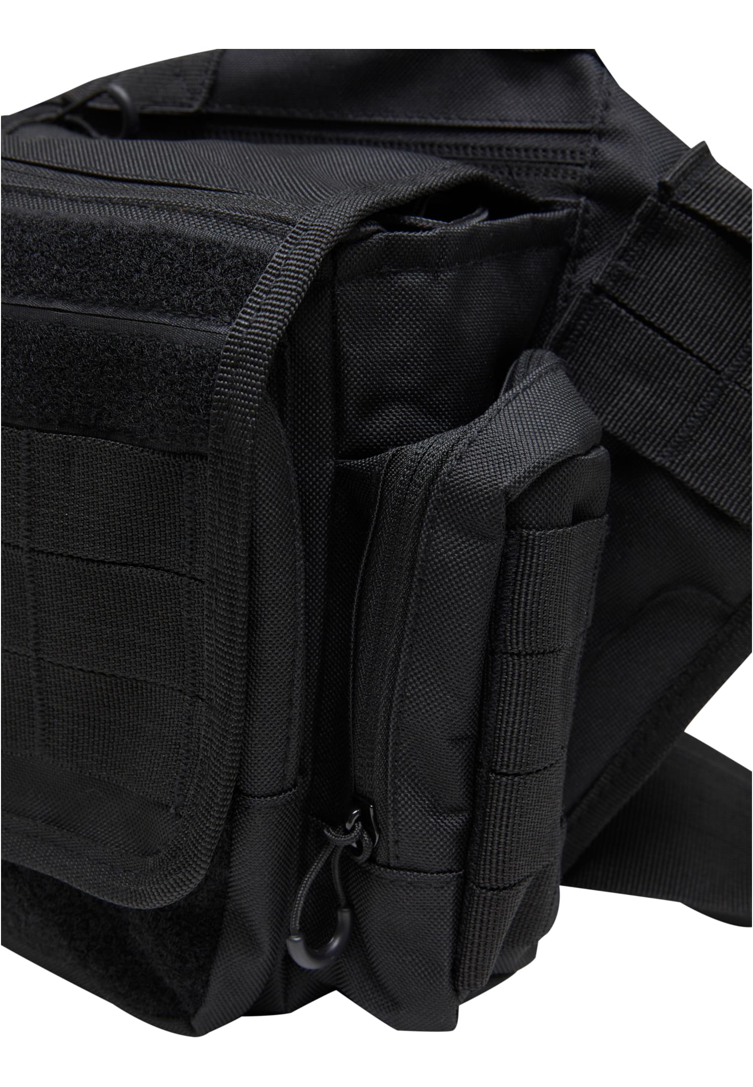 En närbild på detaljerna på en svart B Travel Side Bag.