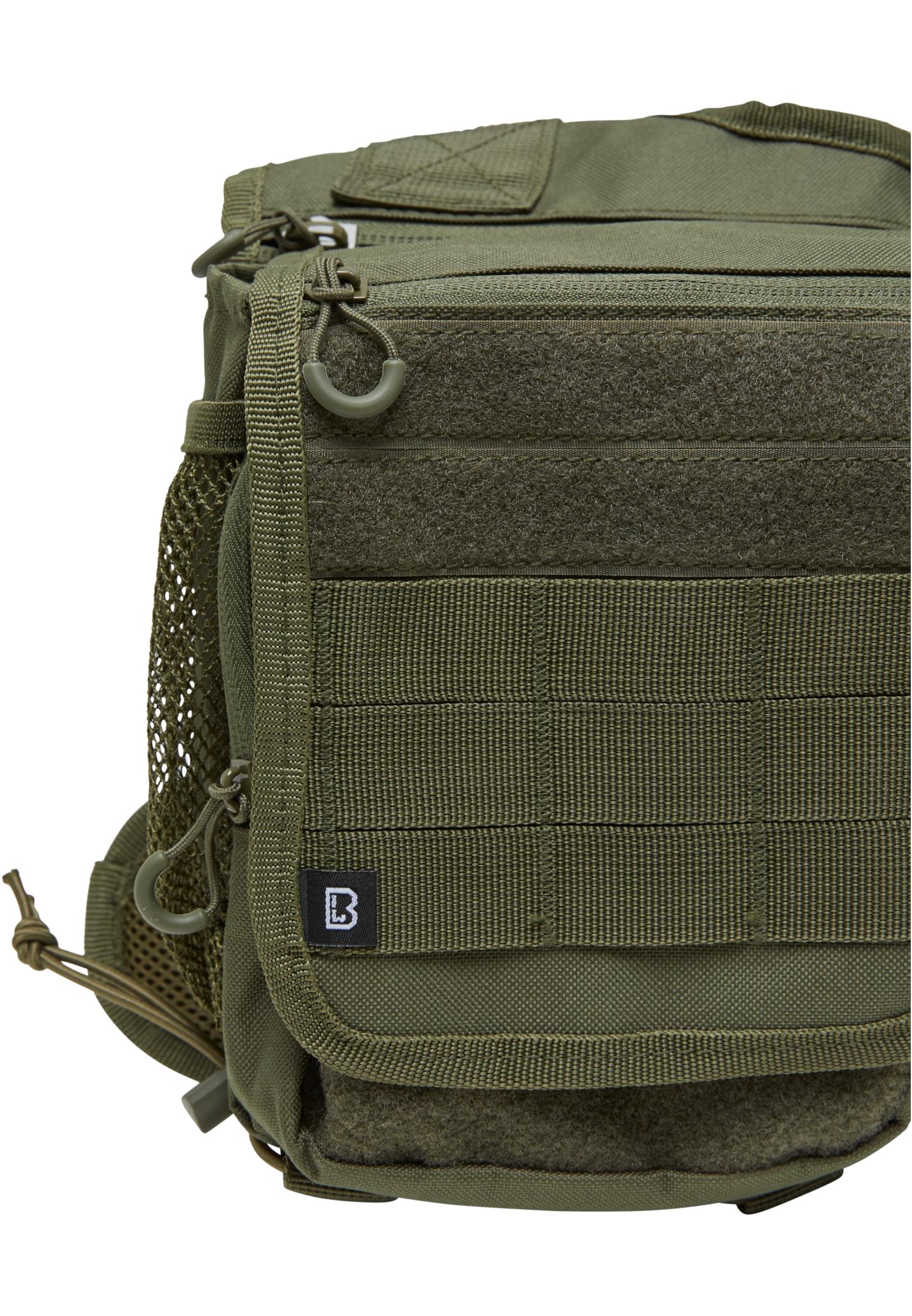 En närbild på den olivgröna B Travel Side Bag från Brandit, som visar detaljer som MOLLE-system, en kardborrepanel och en nätficka på sidan.