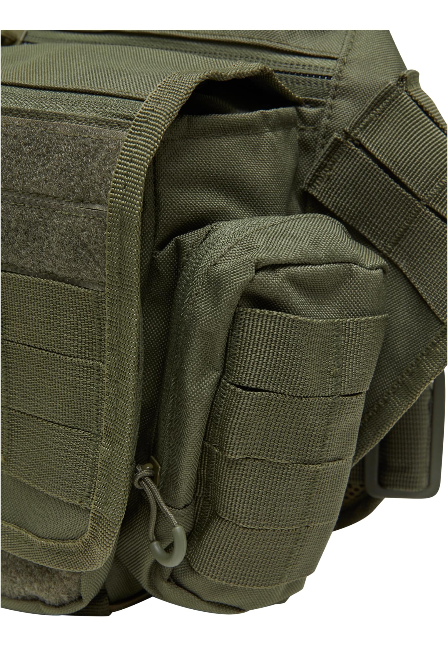 En närbild på den olivgröna B Travel Side Bag som visar väskans taktiska remmar och sidoficka.