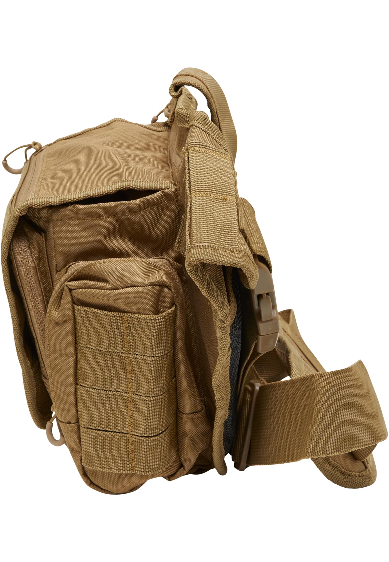 En kamelfärgad B Travel Side Bag fotograferad från sidan mot en vit bakgrund, med fokus på väskans fack och axelrem.