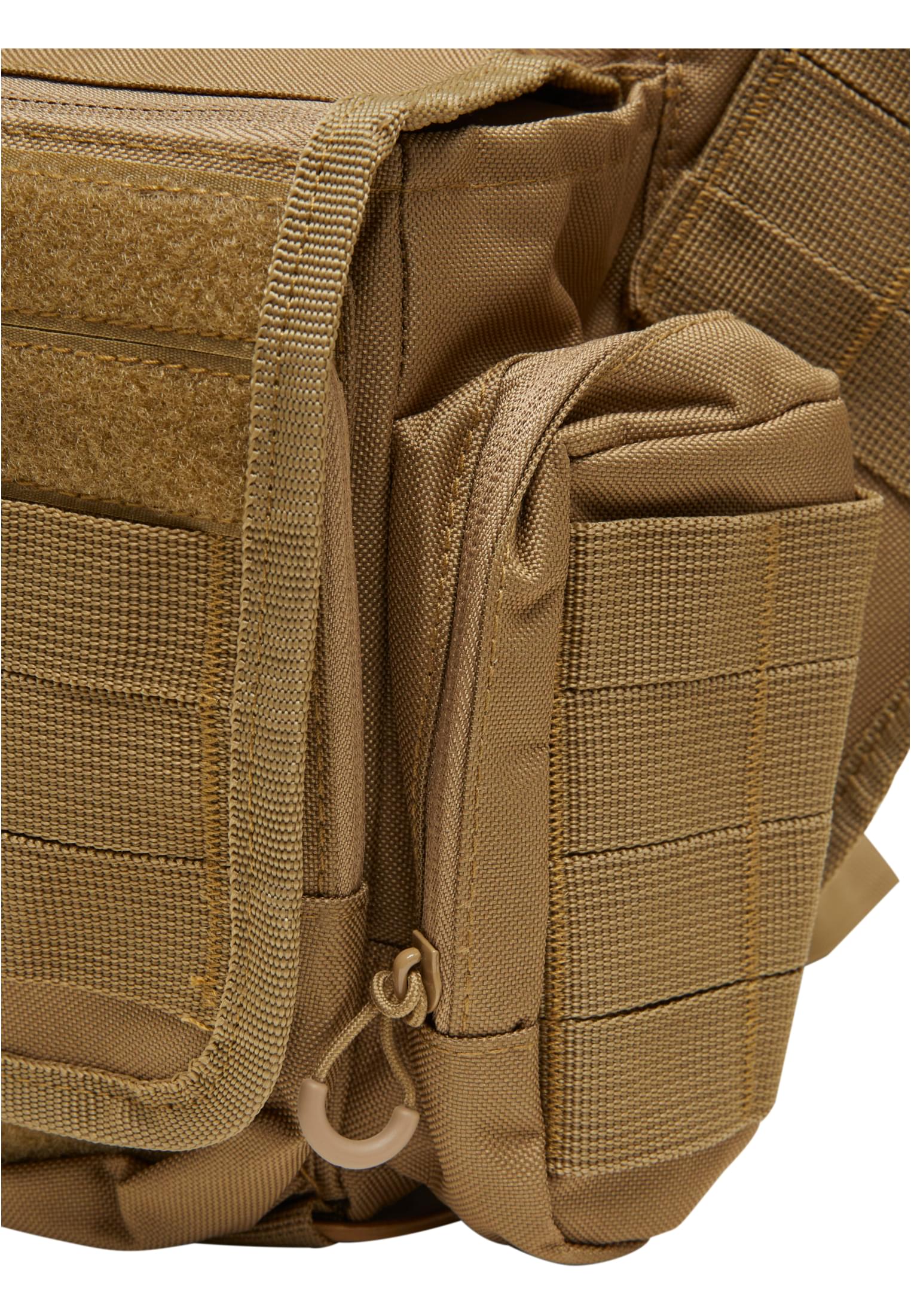 Närbild av en kamelfärgad B Travel Side Bag som visar detaljer som sidofickan, remmarna och materialet i polyester.