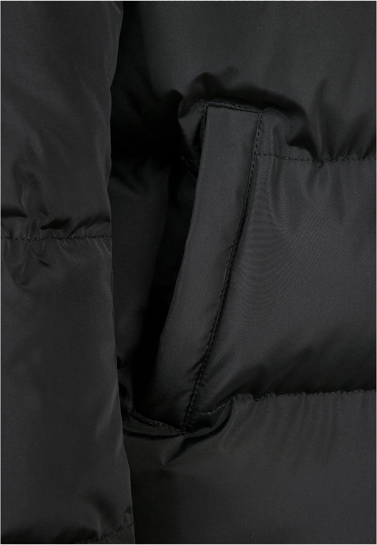 Närbild på fickan på den svarta jackan UC Boys Hooded Puffer Jacket.