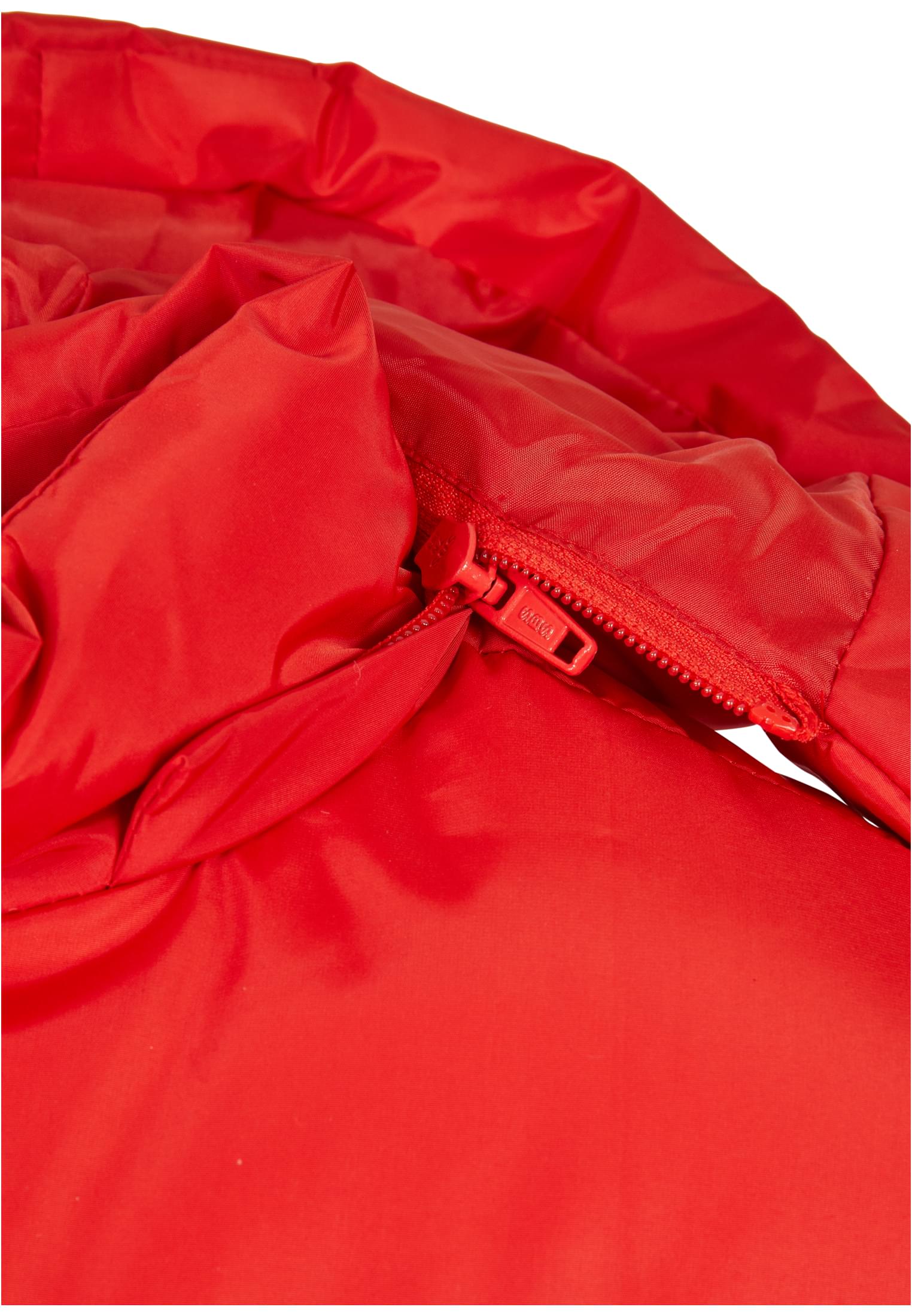 Detaljbild av dragkedjan och det röda tyget på en UC Boys Hooded Puffer Jacket.